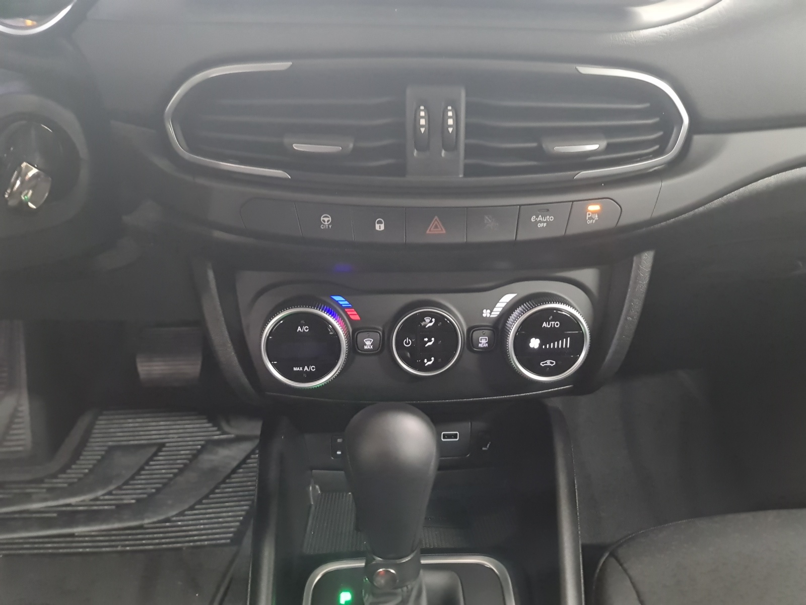 FIAT Tipo Hybrid 1.5 Swiss Edition Cross-image-10