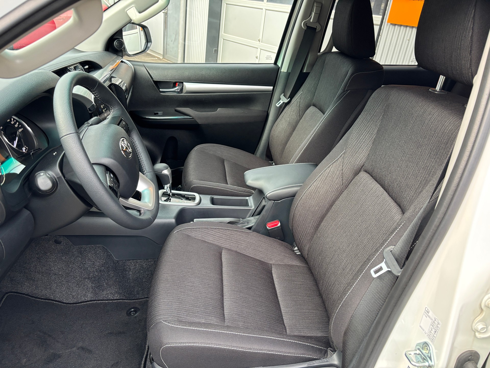 TOYOTA Hilux 2.8D-4D MHEV Style Double Cab 4x4 A-image-5
