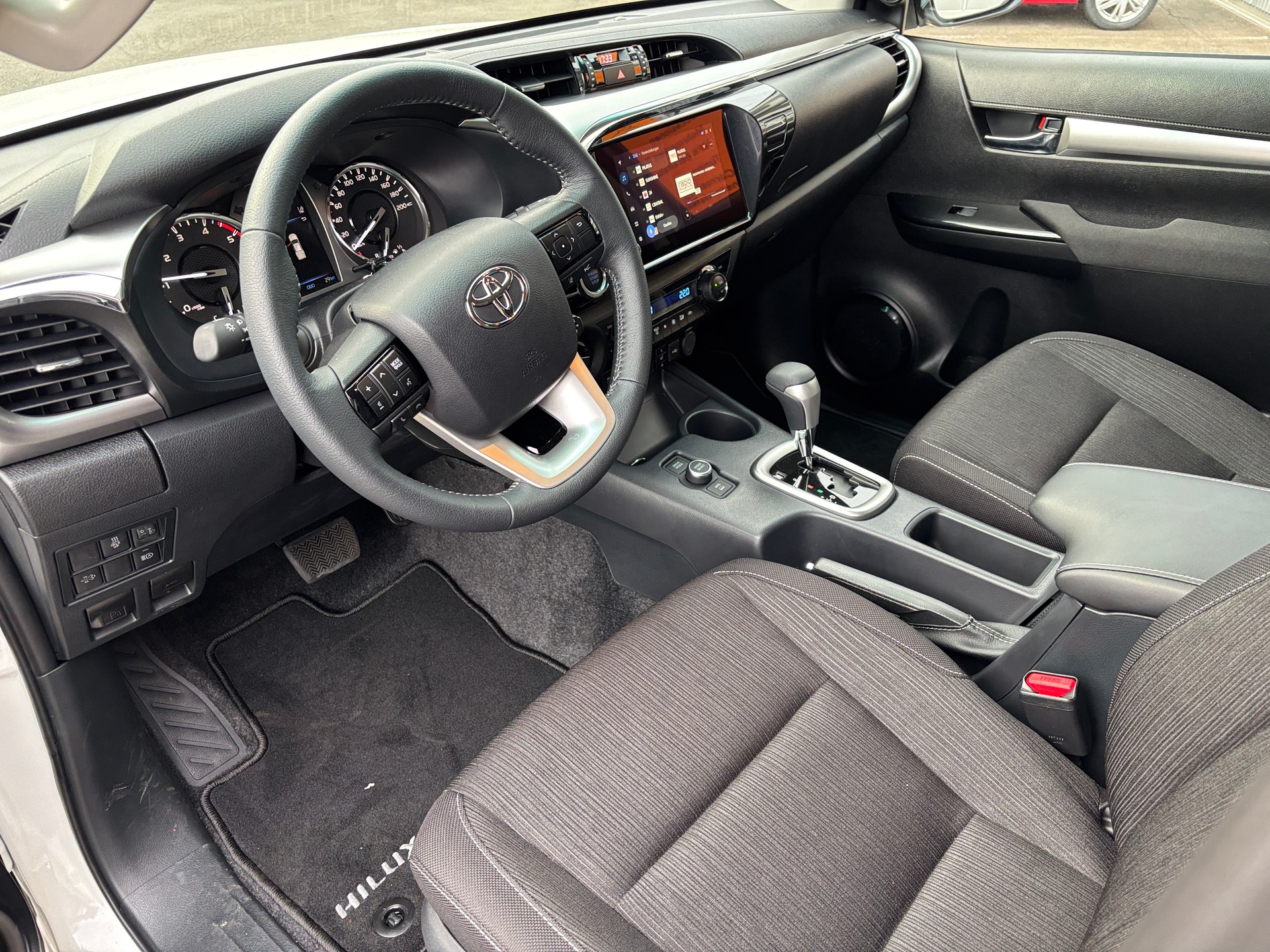 TOYOTA Hilux 2.8D-4D MHEV Style Double Cab 4x4 A-image-4