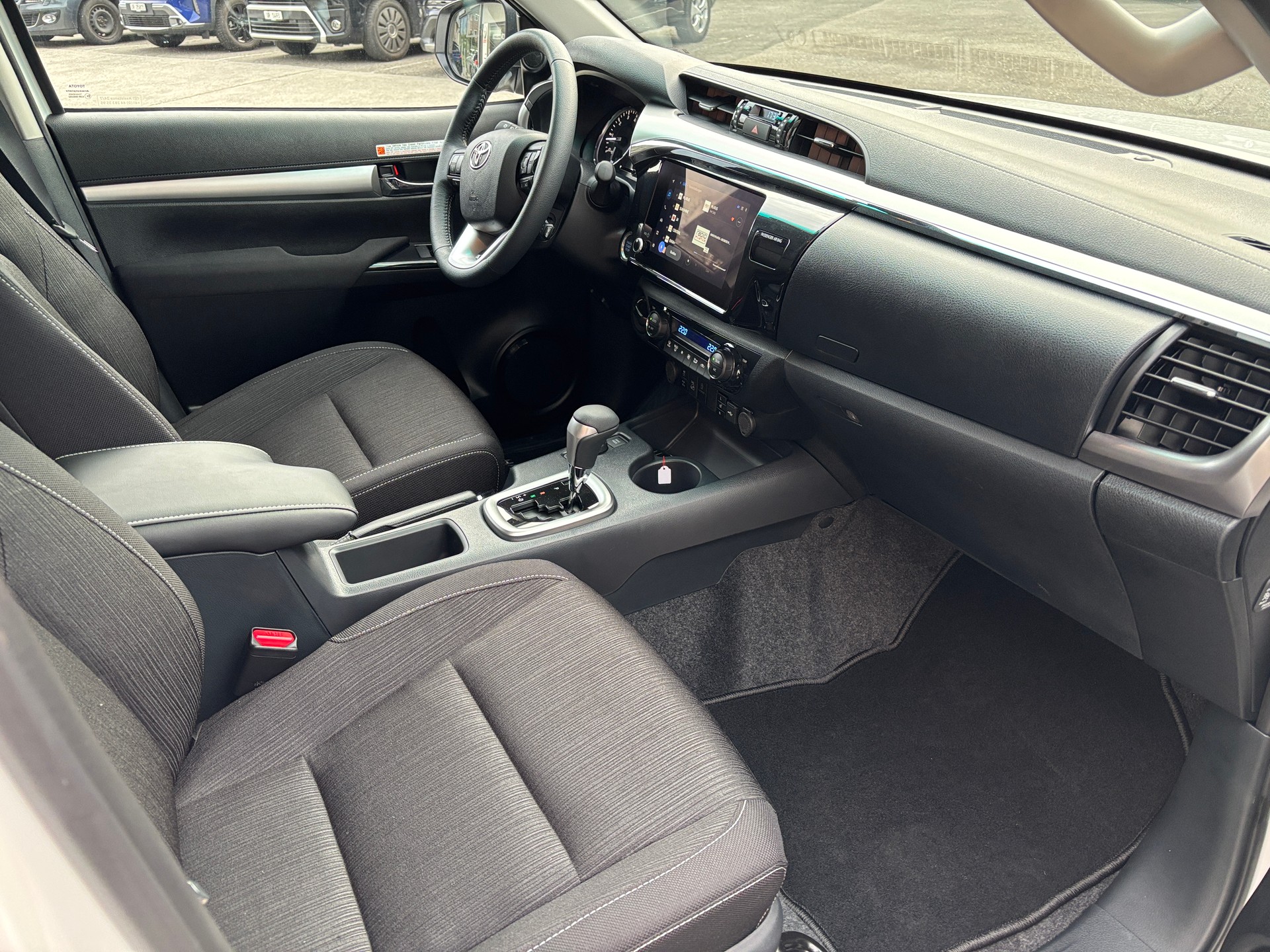 TOYOTA Hilux 2.8D-4D MHEV Style Double Cab 4x4 A-image-8