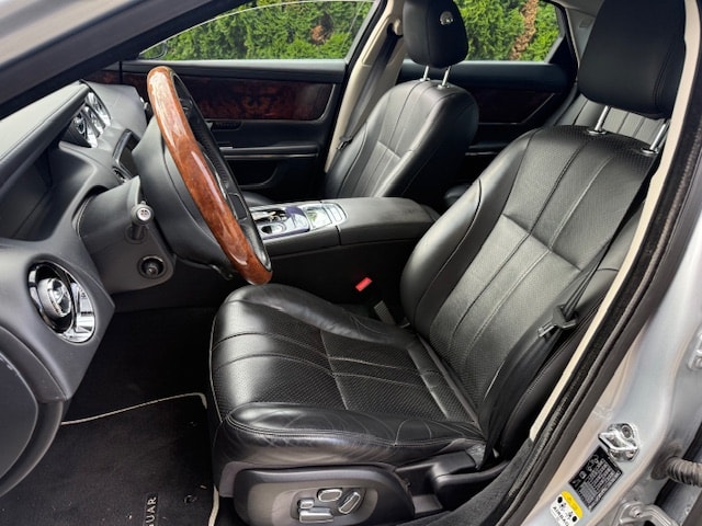 JAGUAR XJ 3.0d V6 Luxury Automatic-image-12
