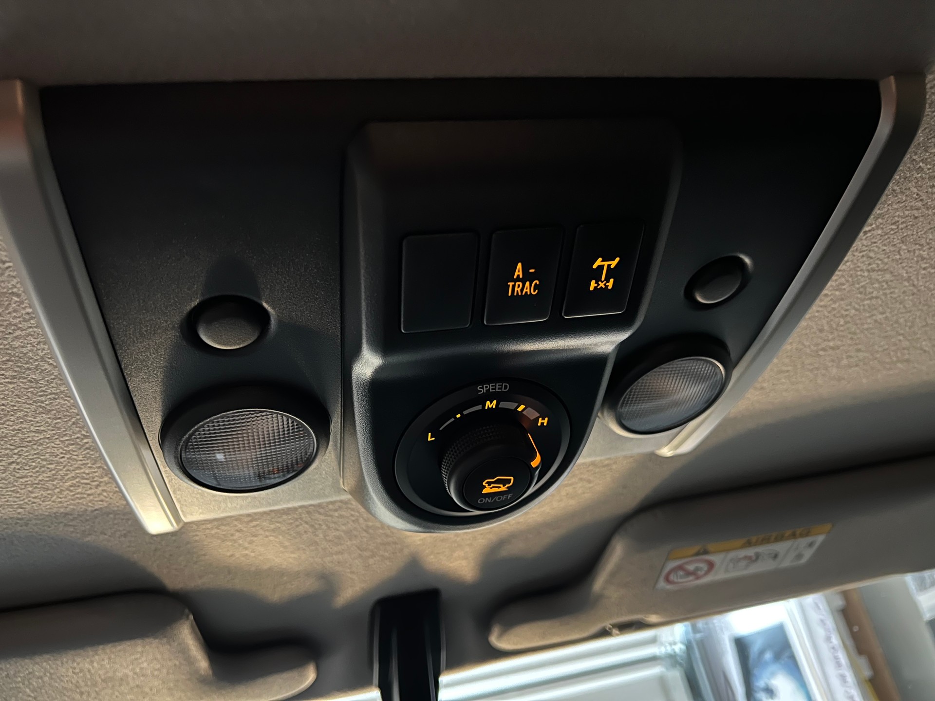 TOYOTA FJ Cruiser de 02/2022 avec seulement 5000 km (état de neuf)-image-6