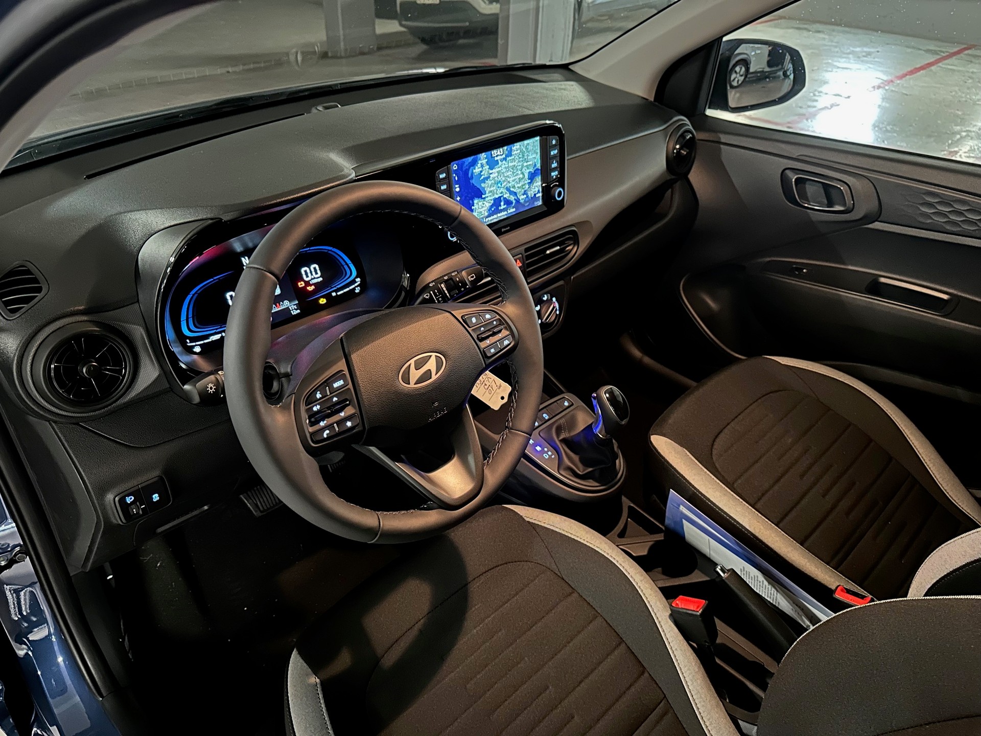 HYUNDAI i10 1.2 Amplia Aut.-image-8