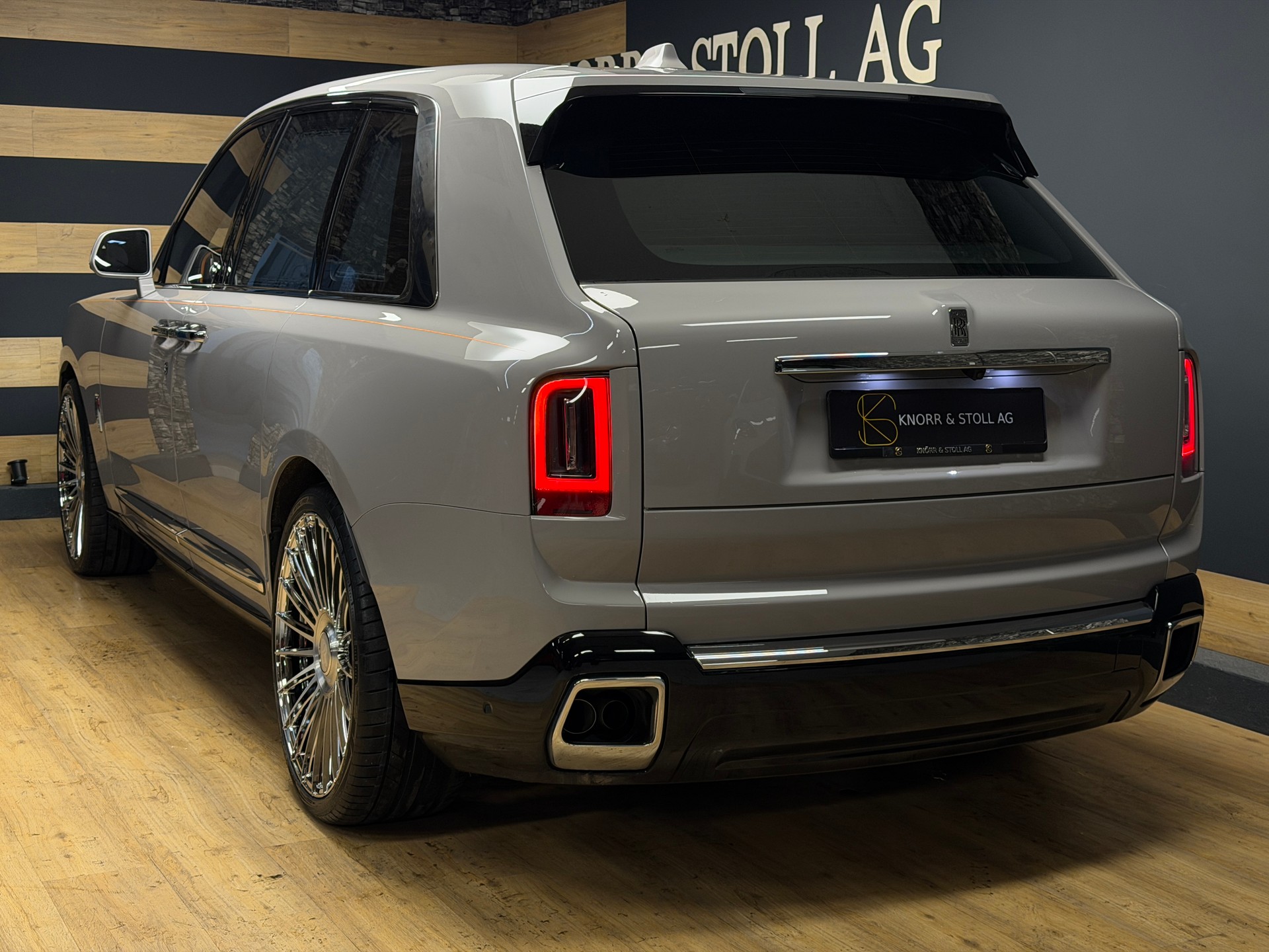 ROLLS-ROYCE Cullinan 6.7 V12 Silver Badge-image-27