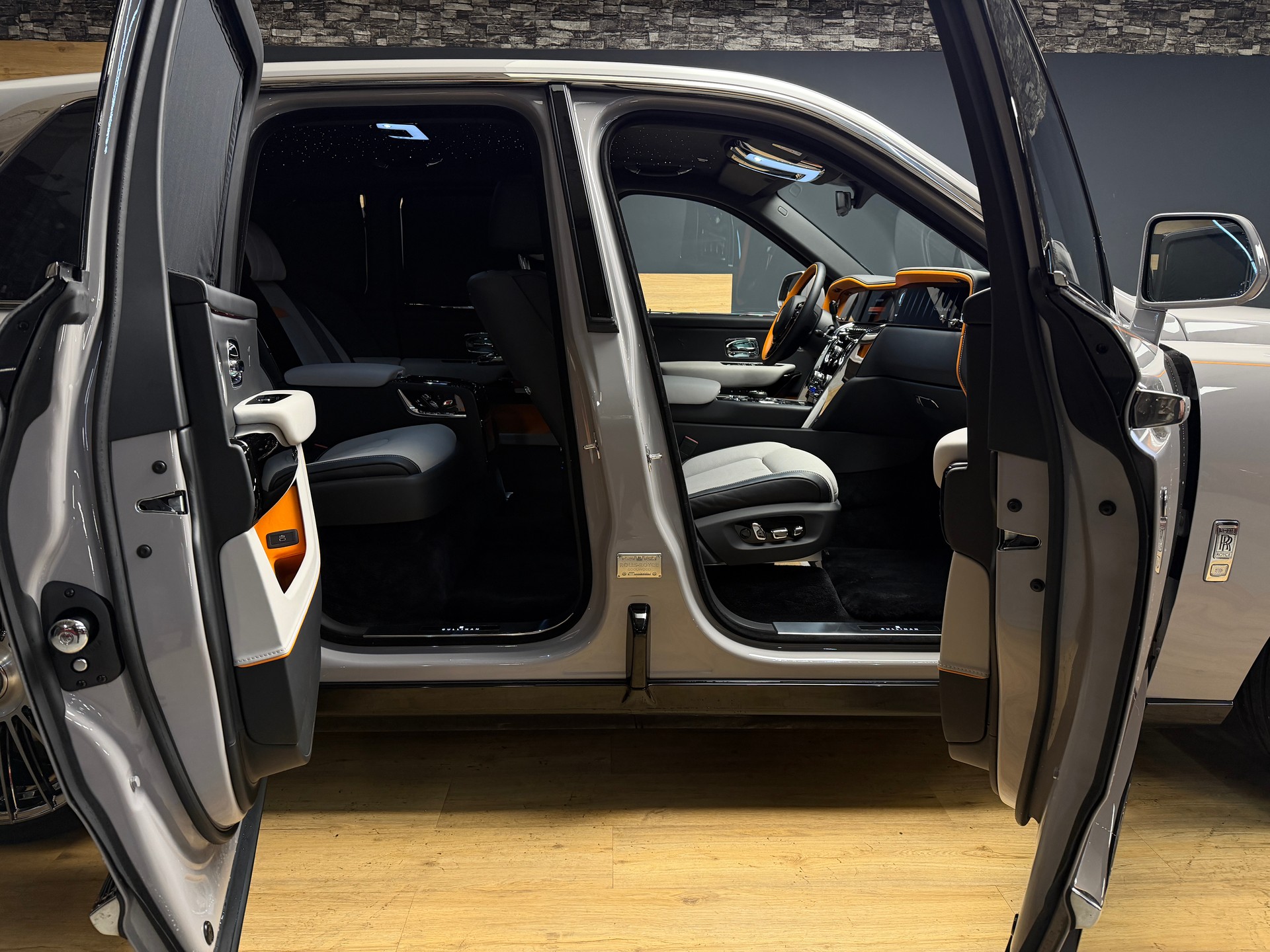 ROLLS-ROYCE Cullinan 6.7 V12 Silver Badge-image-20