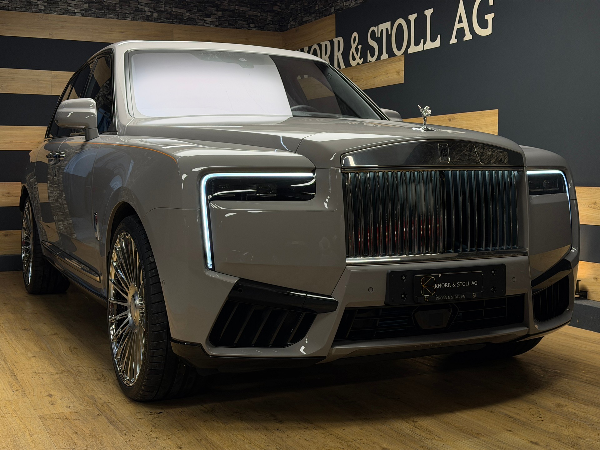 ROLLS-ROYCE Cullinan 6.7 V12 Silver Badge-showroom-element-3