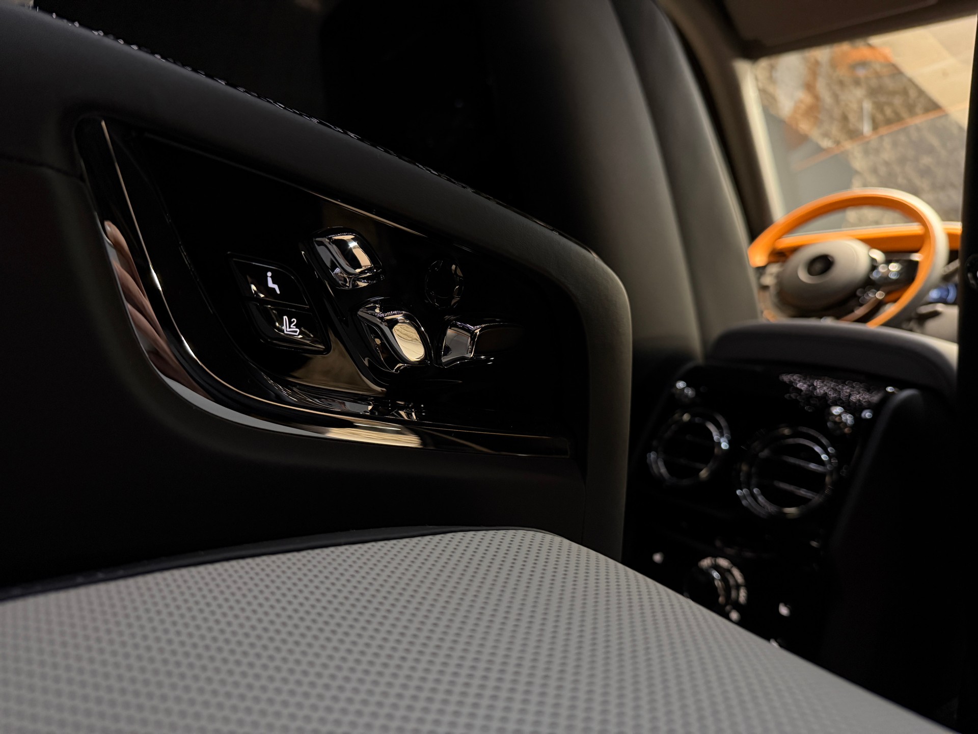ROLLS-ROYCE Cullinan 6.7 V12 Silver Badge-image-19