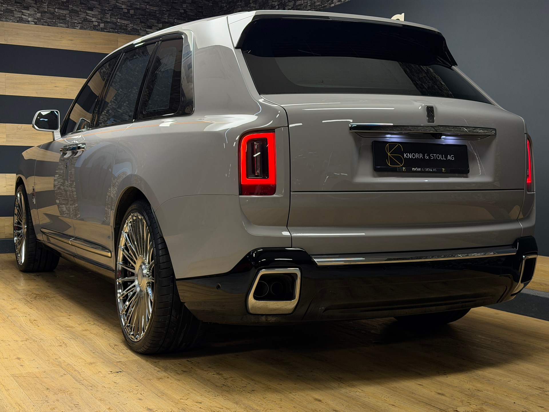 ROLLS-ROYCE Cullinan 6.7 V12 Silver Badge-image-24