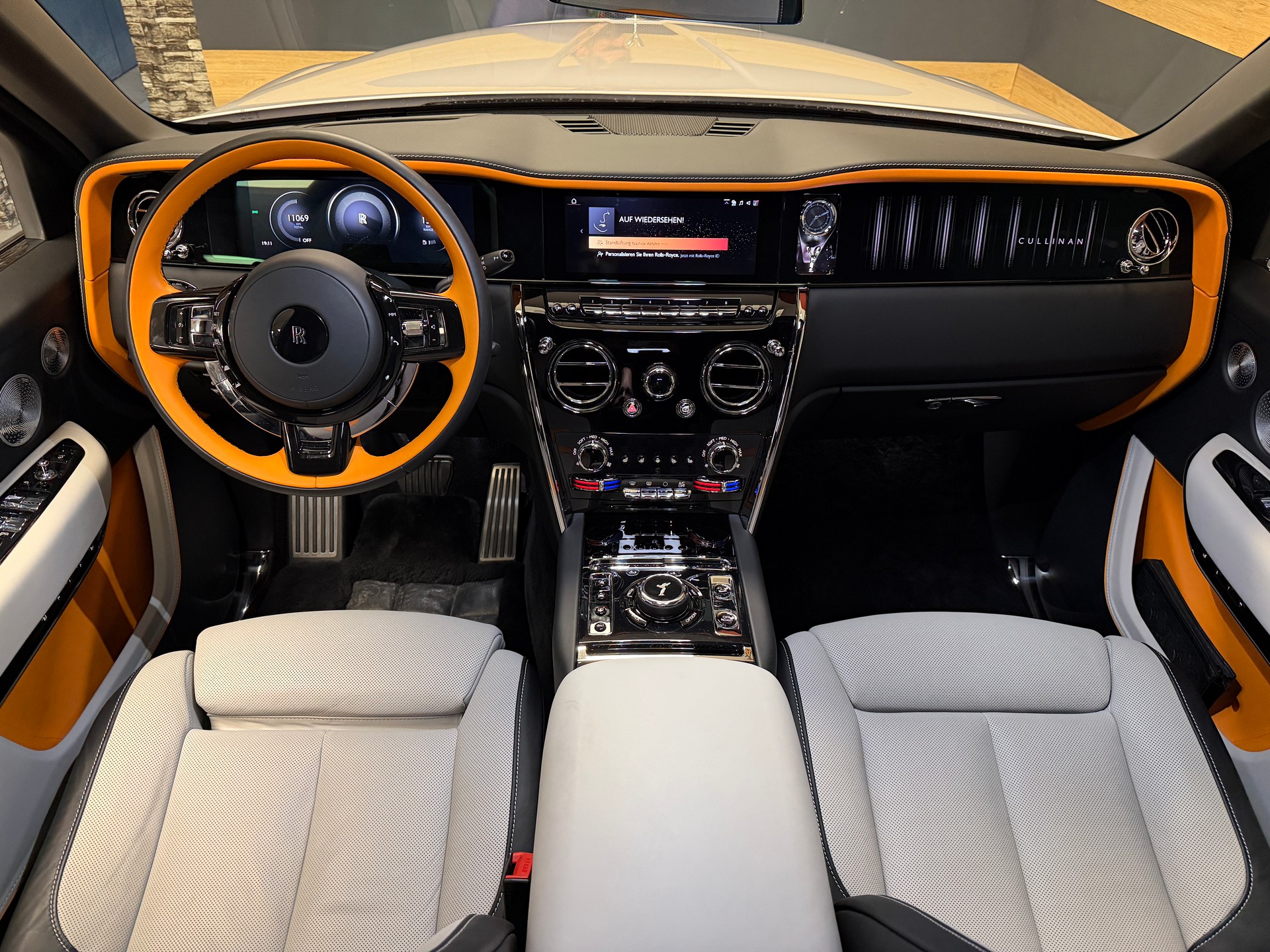 ROLLS-ROYCE Cullinan 6.7 V12 Silver Badge-image-8