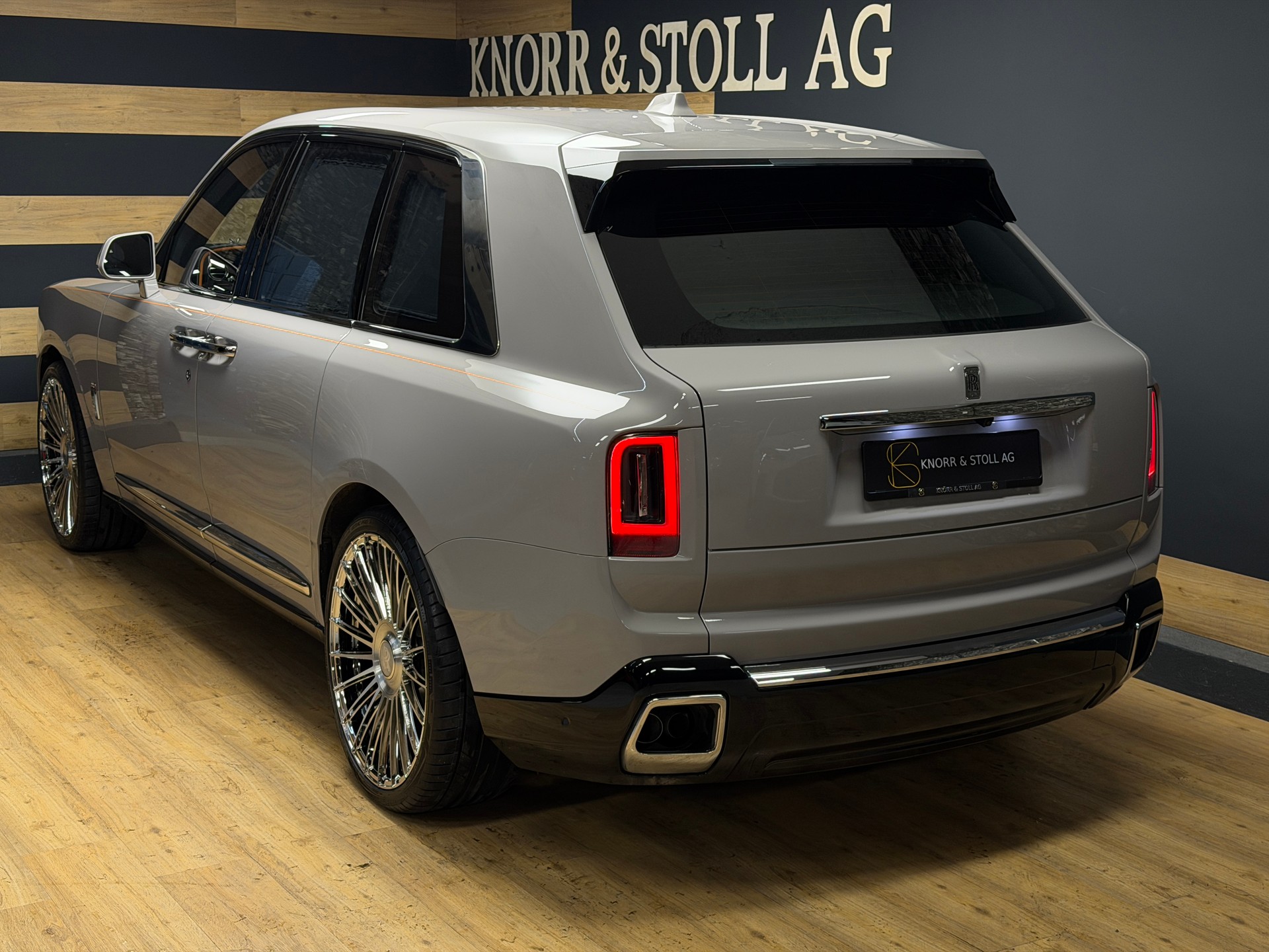 ROLLS-ROYCE Cullinan 6.7 V12 Silver Badge-image-26