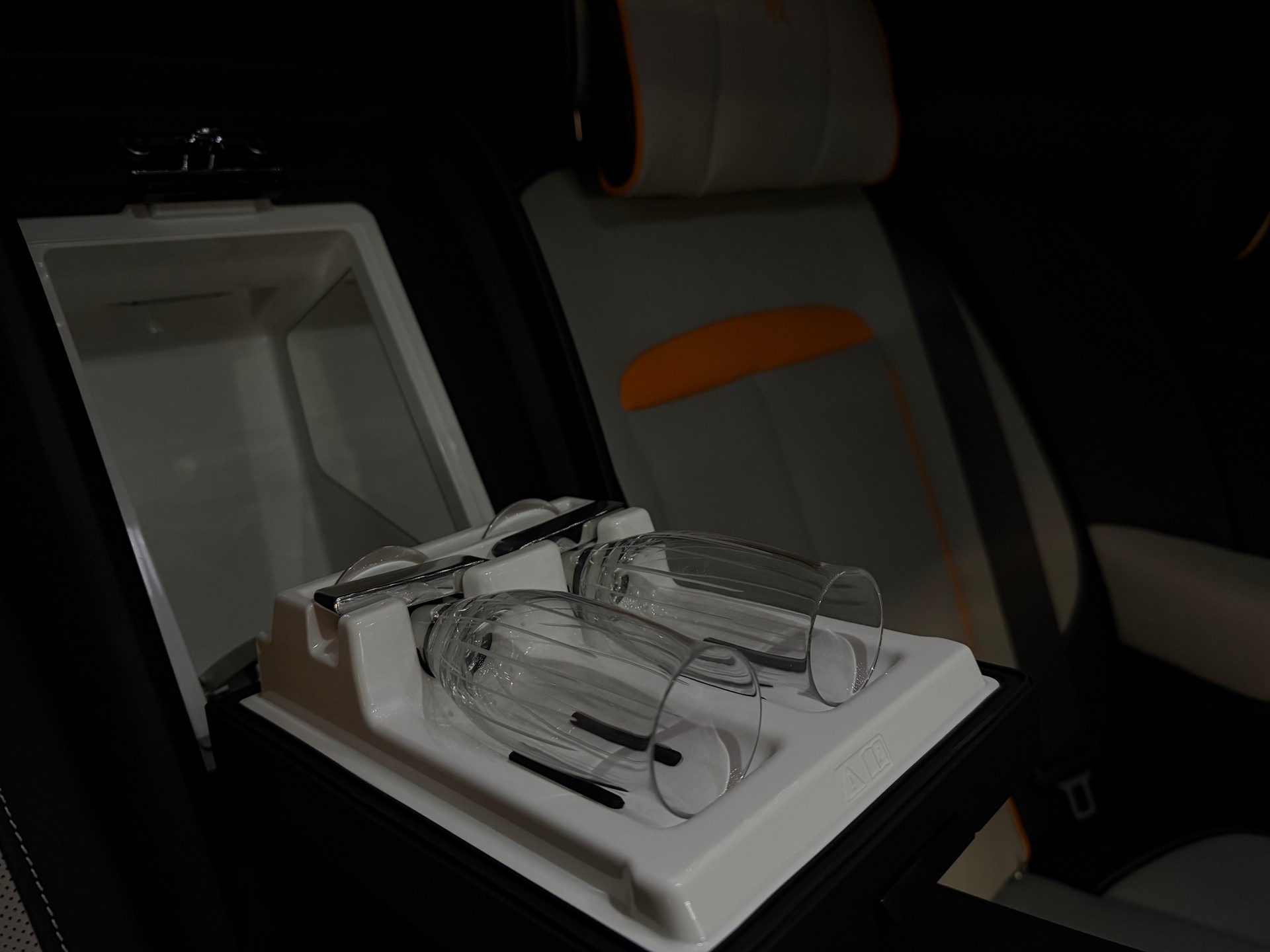 ROLLS-ROYCE Cullinan 6.7 V12 Silver Badge-image-16