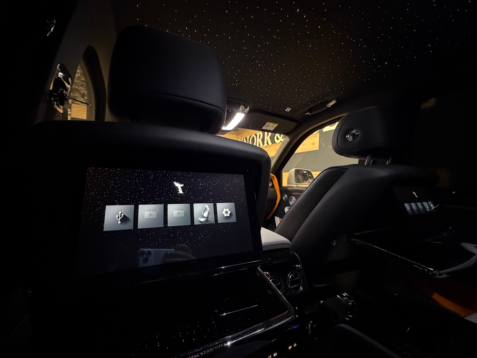 ROLLS-ROYCE Cullinan 6.7 V12 Silver Badge-image-9