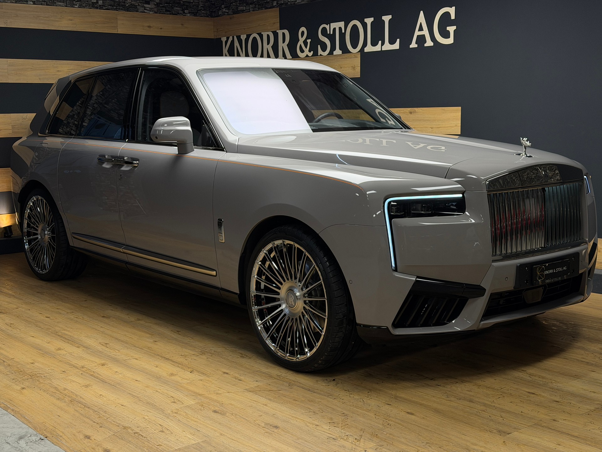 ROLLS-ROYCE Cullinan 6.7 V12 Silver Badge-image-5
