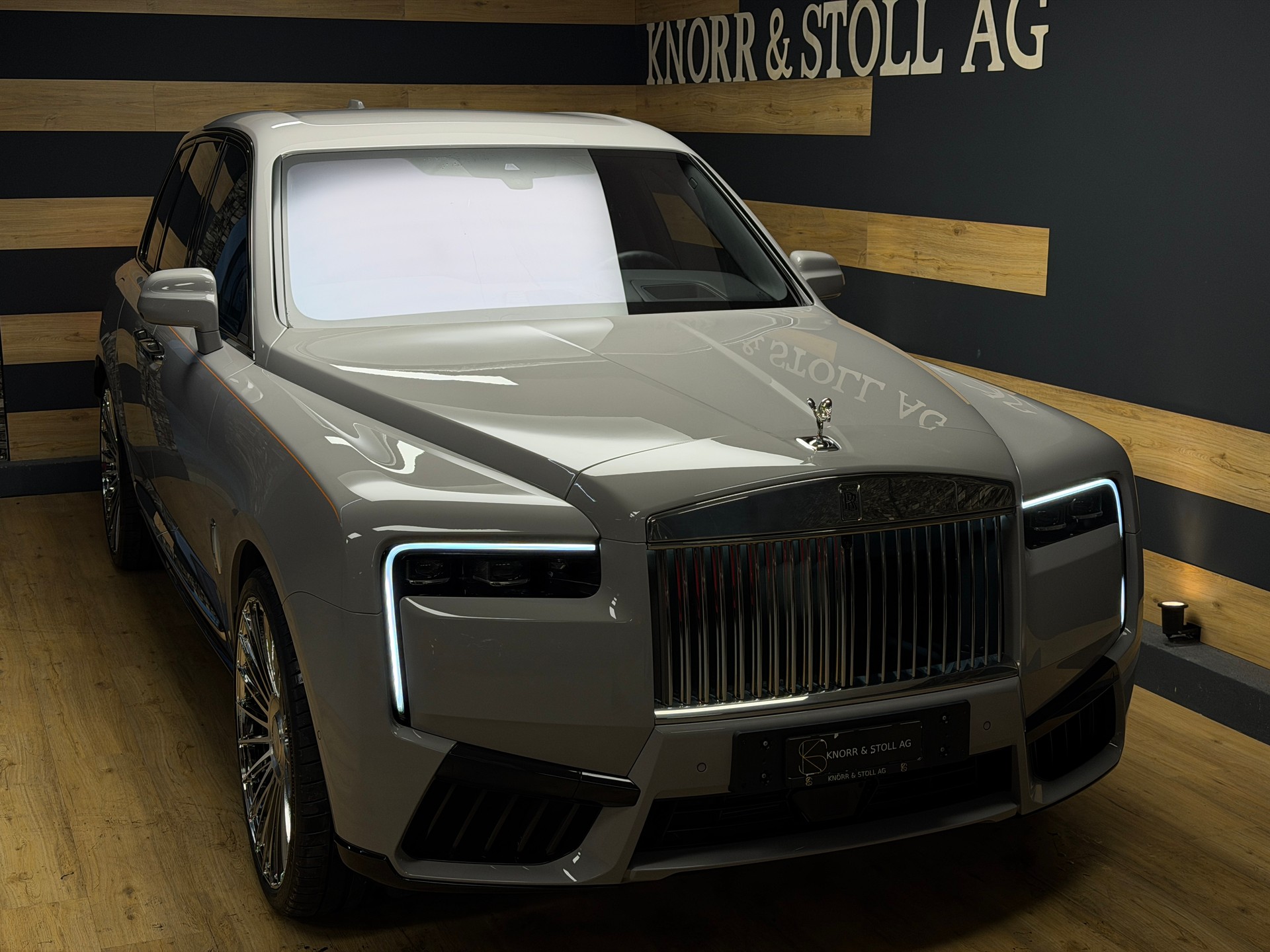ROLLS-ROYCE Cullinan 6.7 V12 Silver Badge-image-4