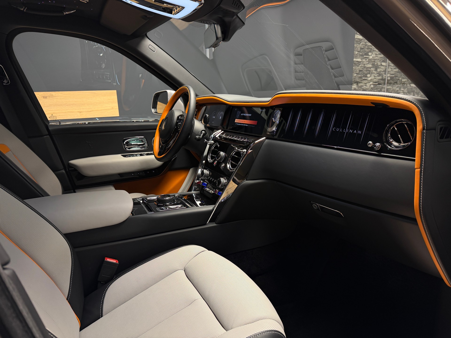 ROLLS-ROYCE Cullinan 6.7 V12 Silver Badge-image-21