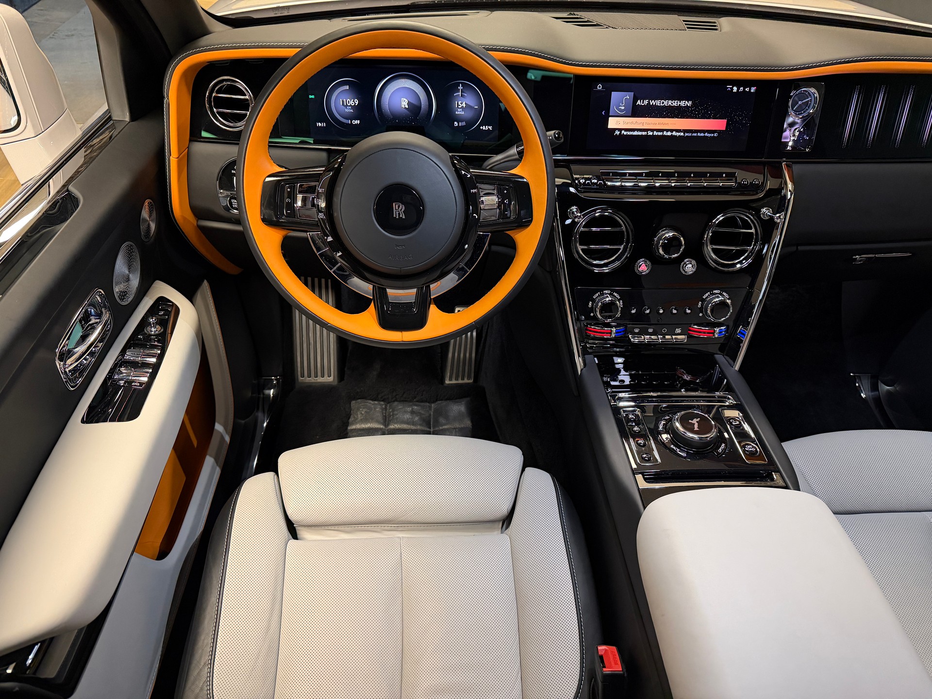 ROLLS-ROYCE Cullinan 6.7 V12 Silver Badge-image-6