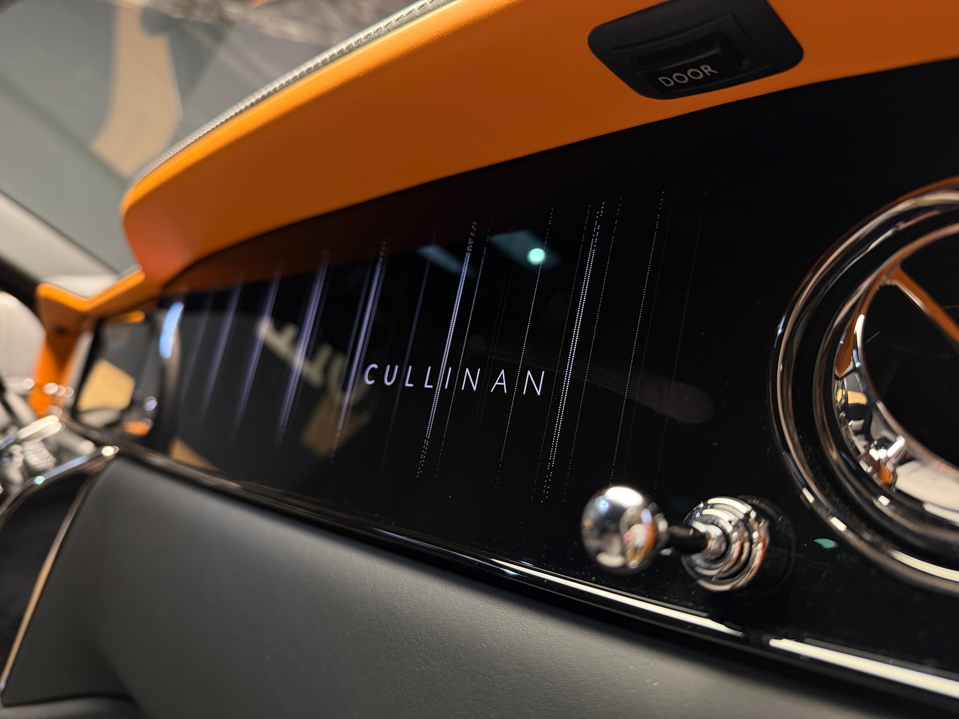 ROLLS-ROYCE Cullinan 6.7 V12 Silver Badge-image-15