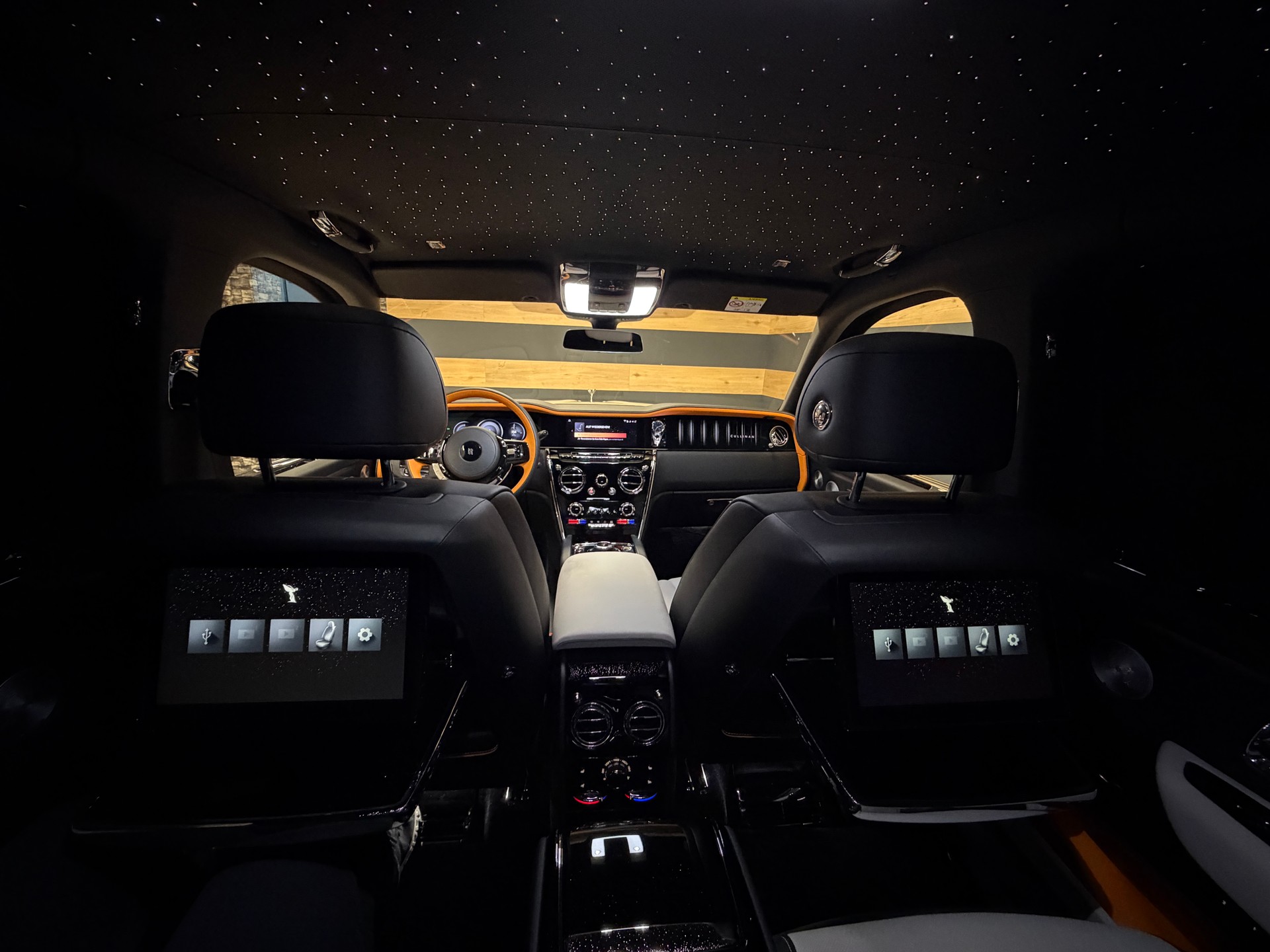 ROLLS-ROYCE Cullinan 6.7 V12 Silver Badge-image-7