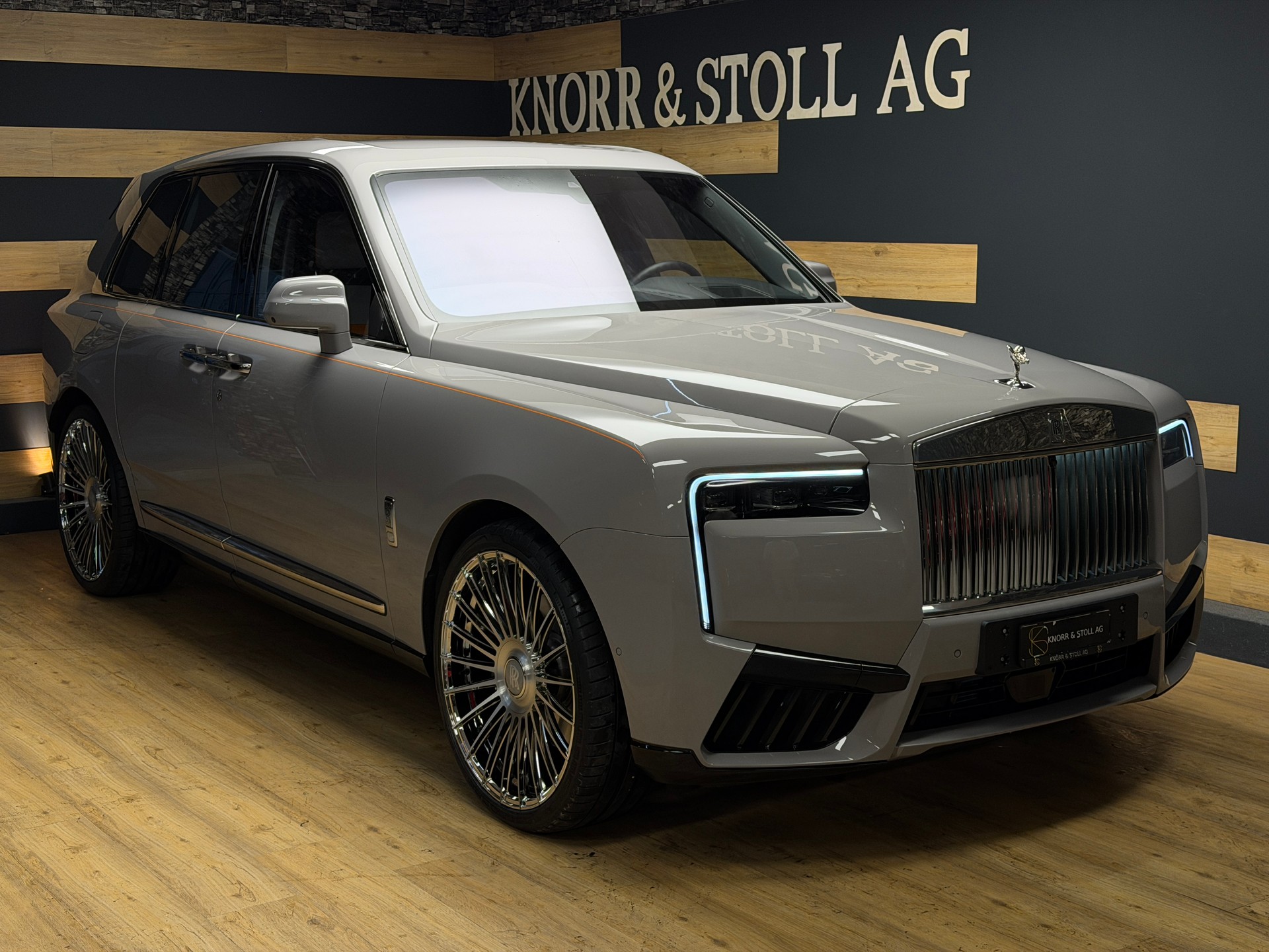 ROLLS-ROYCE Cullinan 6.7 V12 Silver Badge-showroom-element-2