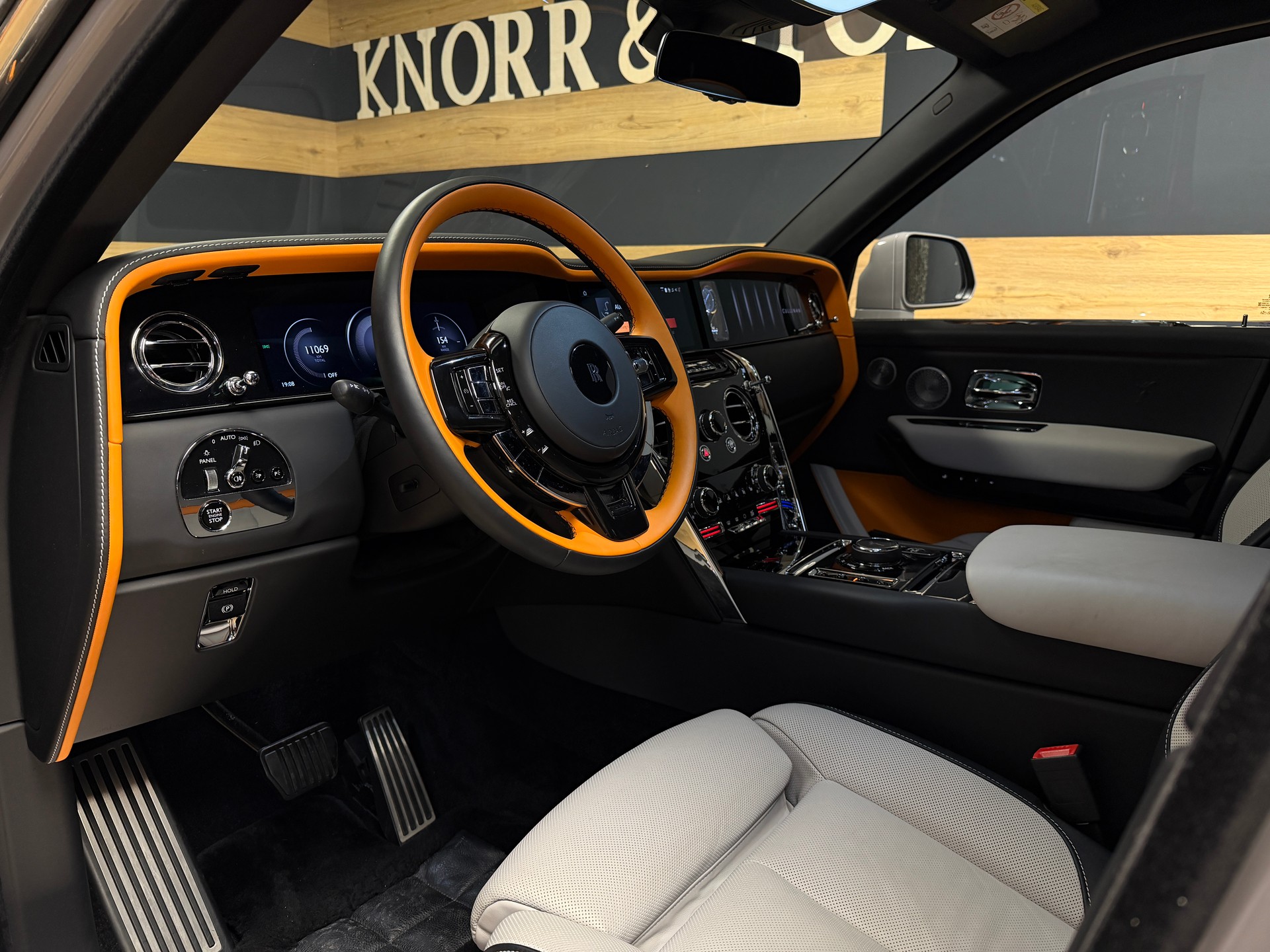 ROLLS-ROYCE Cullinan 6.7 V12 Silver Badge-image-11