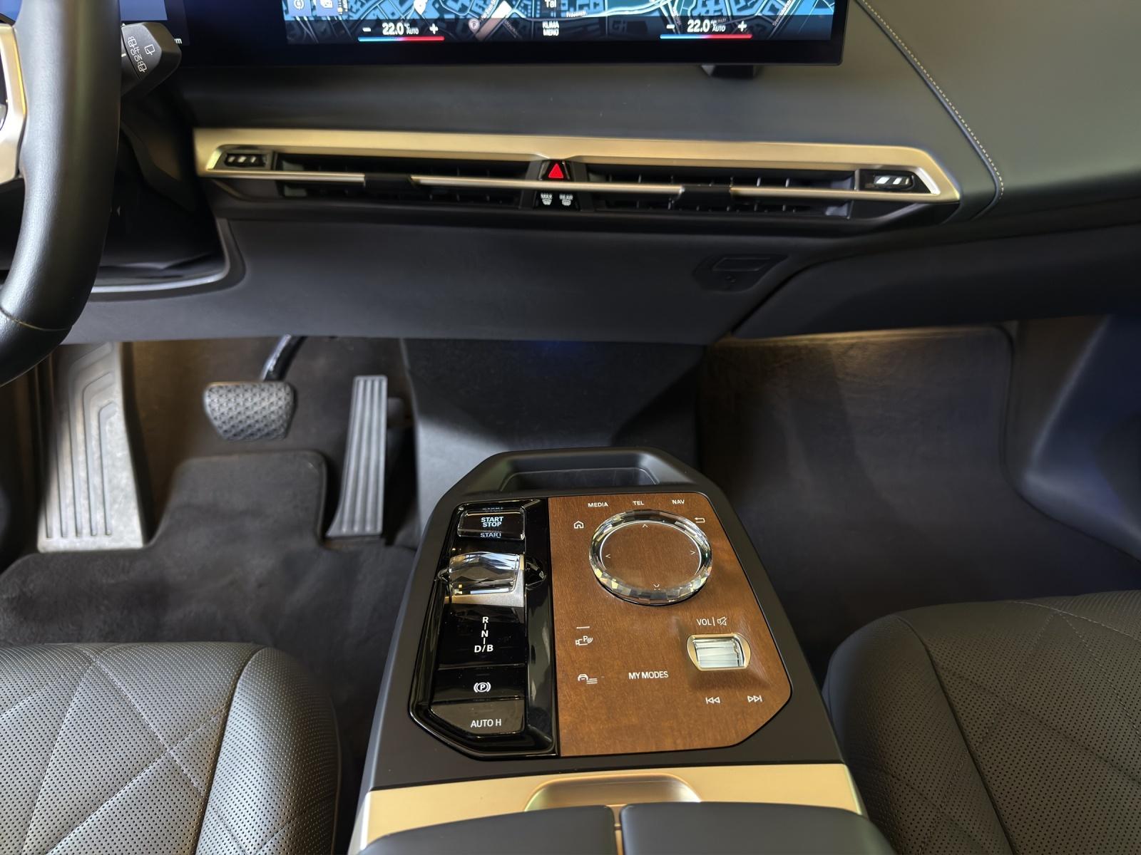 BMW iX xDrive40 SportPaket-image-13