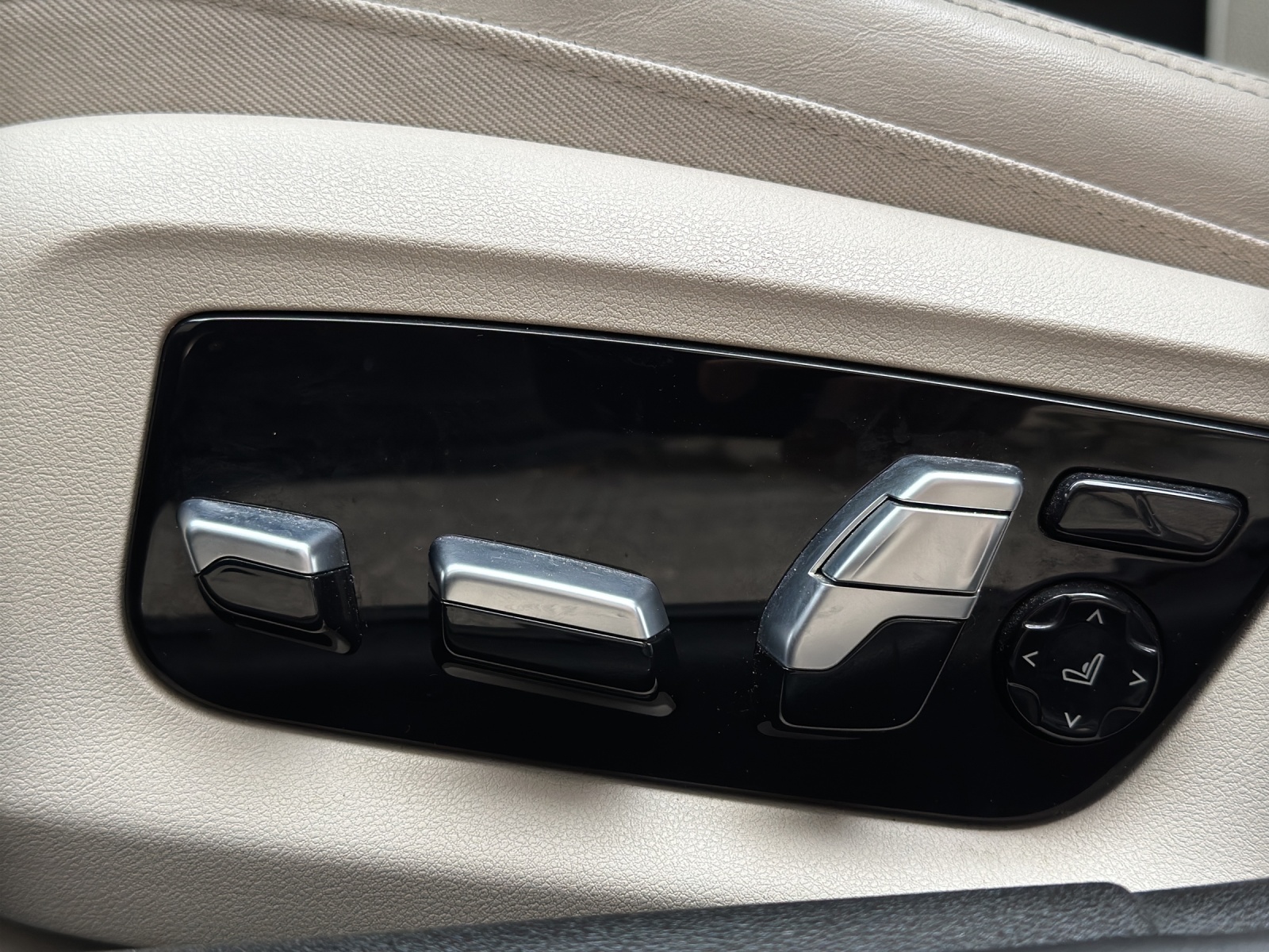 BMW M550i xDrive Steptronic-image-25
