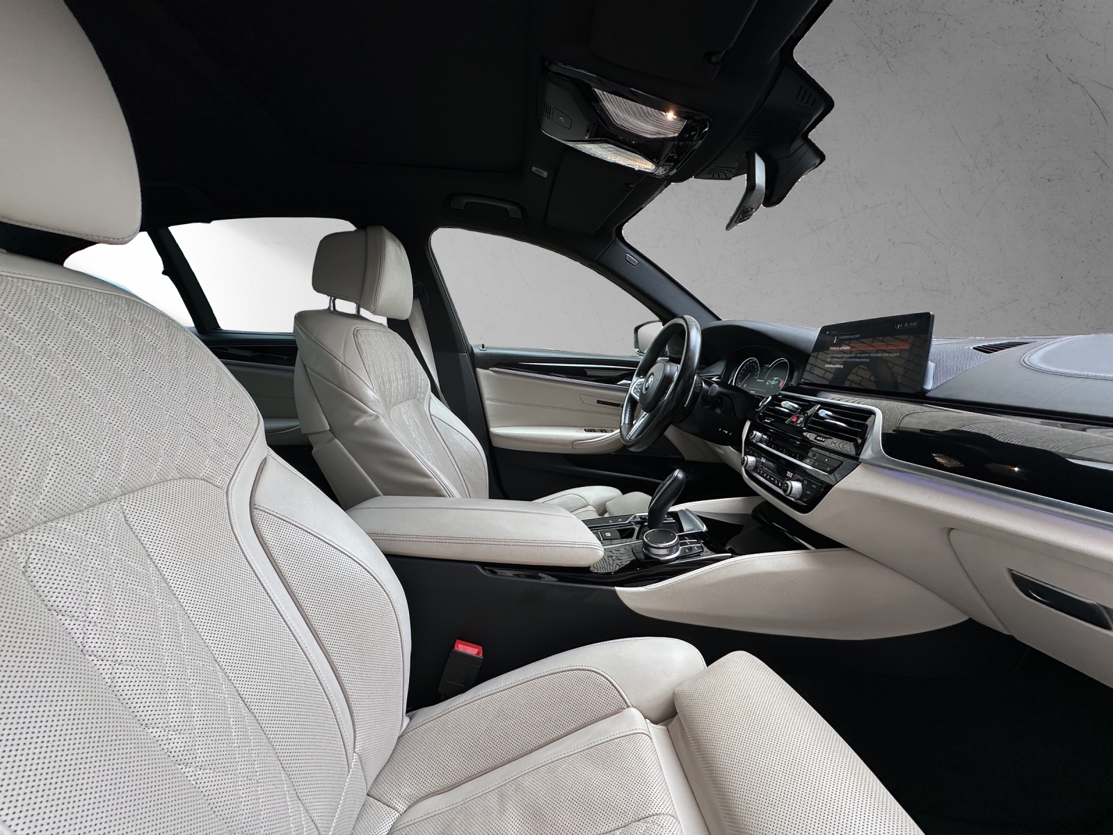 BMW M550i xDrive Steptronic-image-13