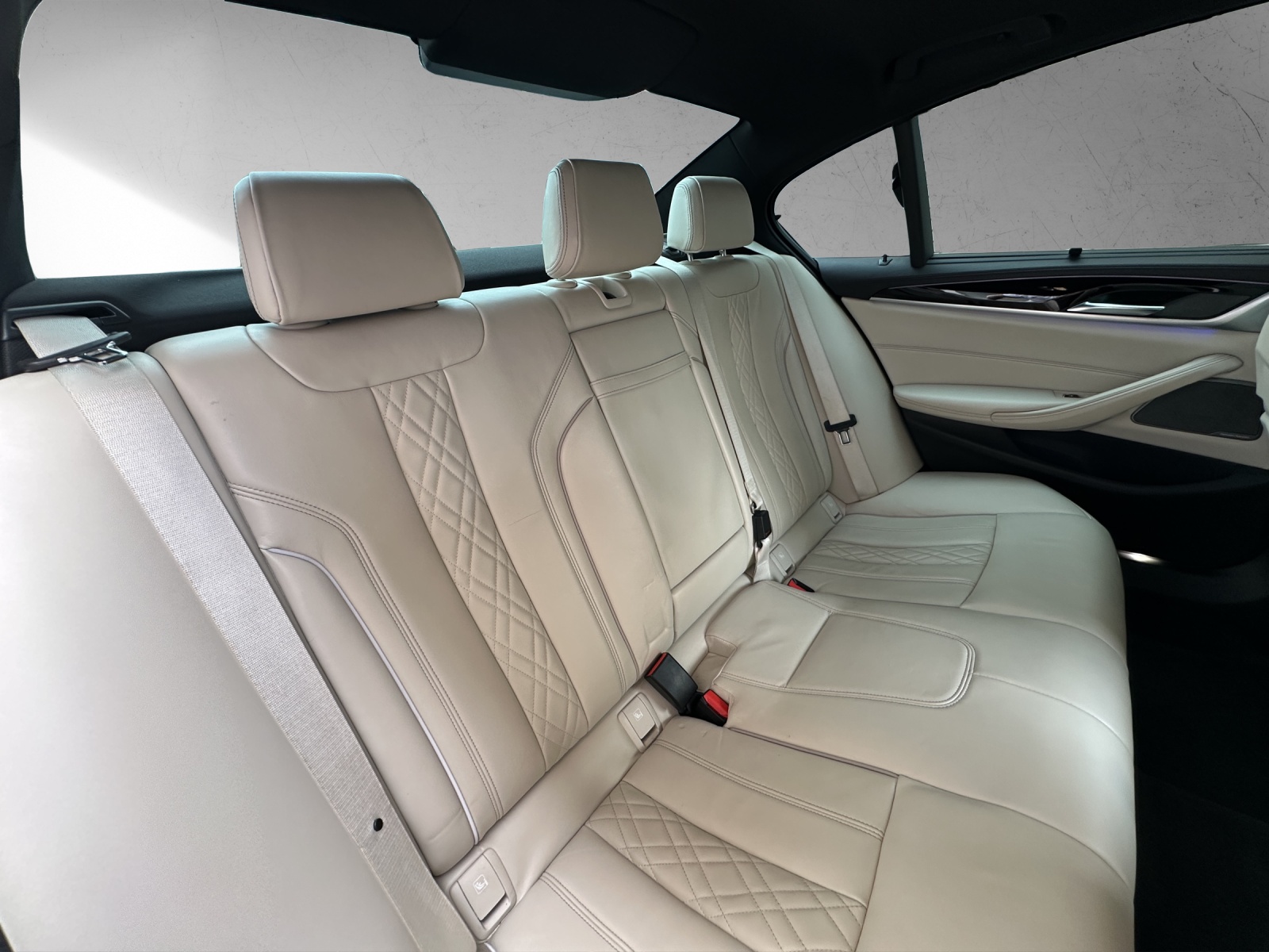 BMW M550i xDrive Steptronic-image-15