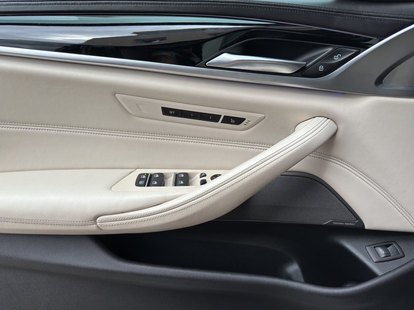 BMW M550i xDrive Steptronic-image-16