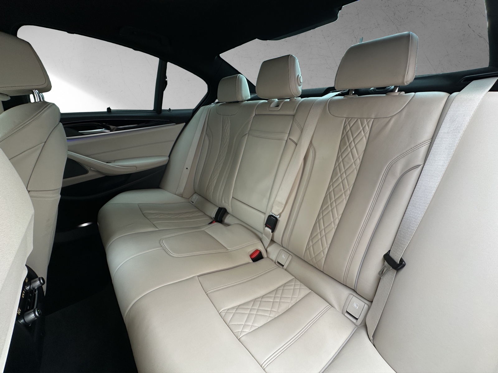 BMW M550i xDrive Steptronic-image-14
