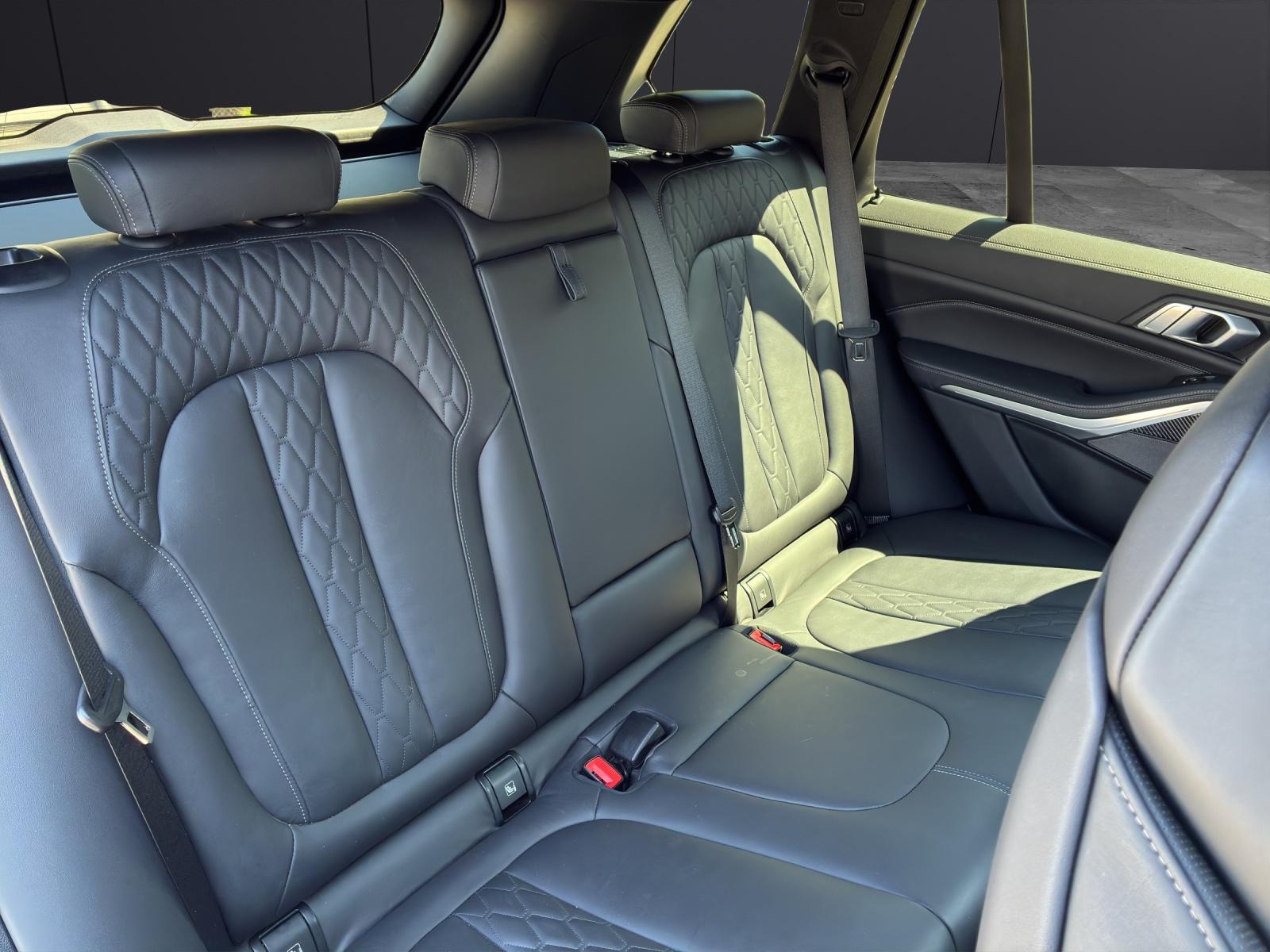 BMW X5 M50i xDrive-image-11