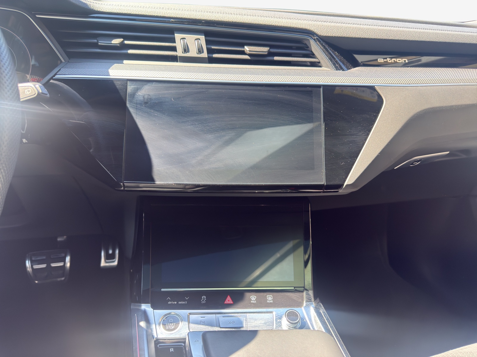 AUDI Q8 50 e-tron Black Edition quattro-image-10