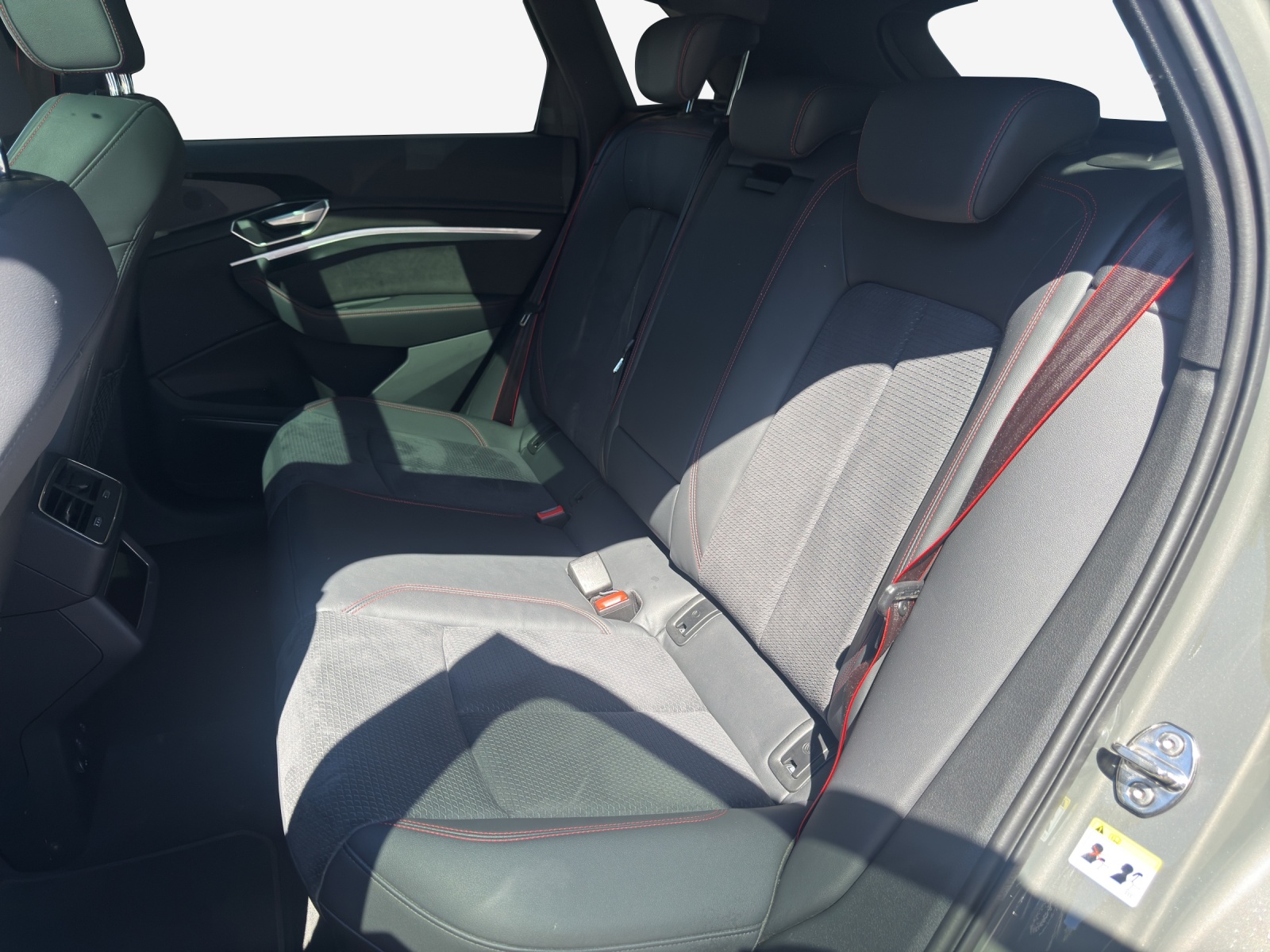 AUDI Q8 50 e-tron Black Edition quattro-image-11