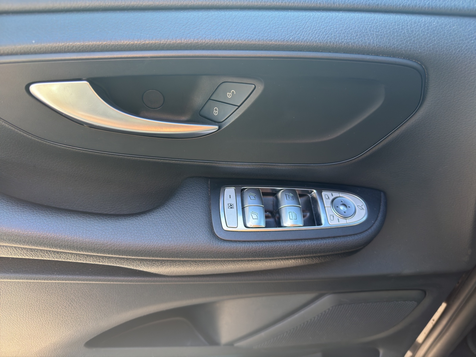 MERCEDES-BENZ V 300 d extralang 4Matic 9G-Tronic-image-9