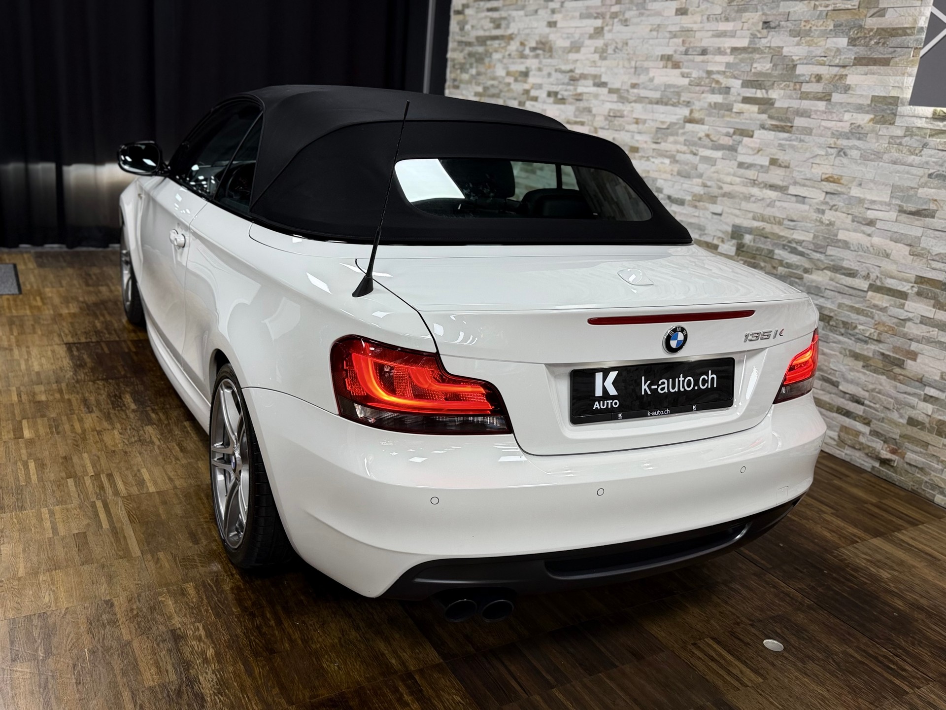 BMW 135i Cabrio DSG-showroom-element-3