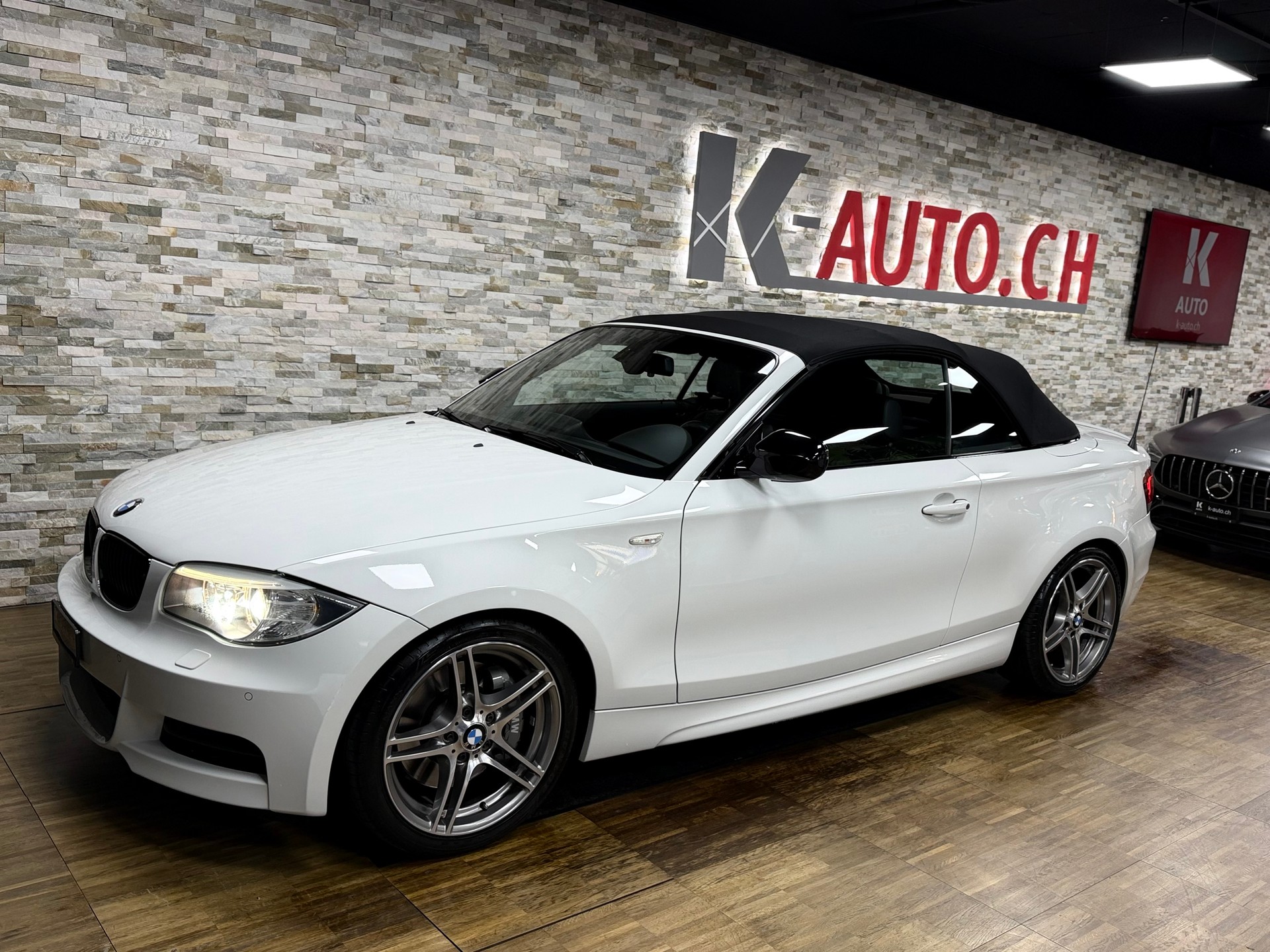 BMW 135i Cabrio DSG-showroom-element-1