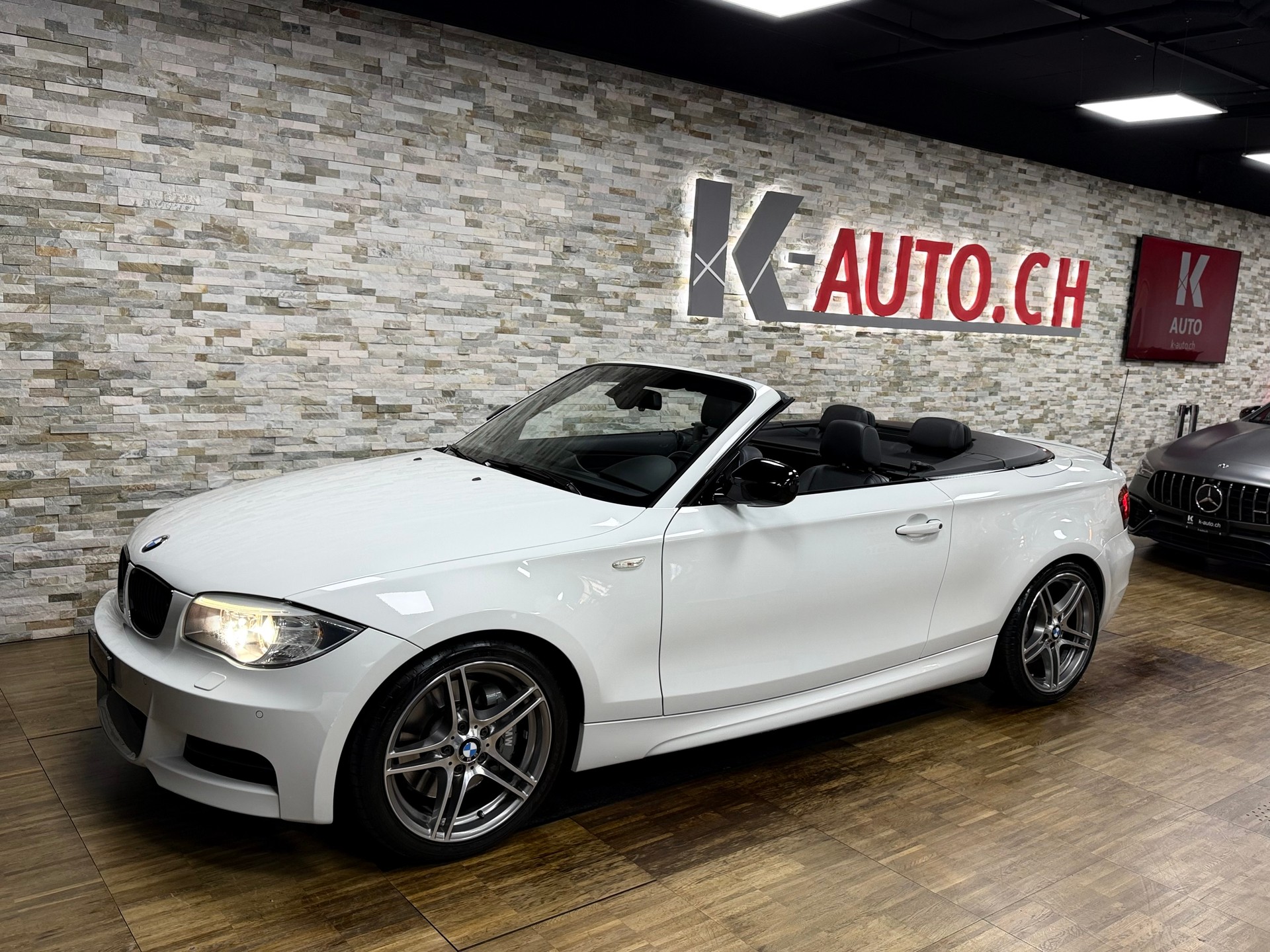 BMW 135i Cabrio DSG-showroom-element-2