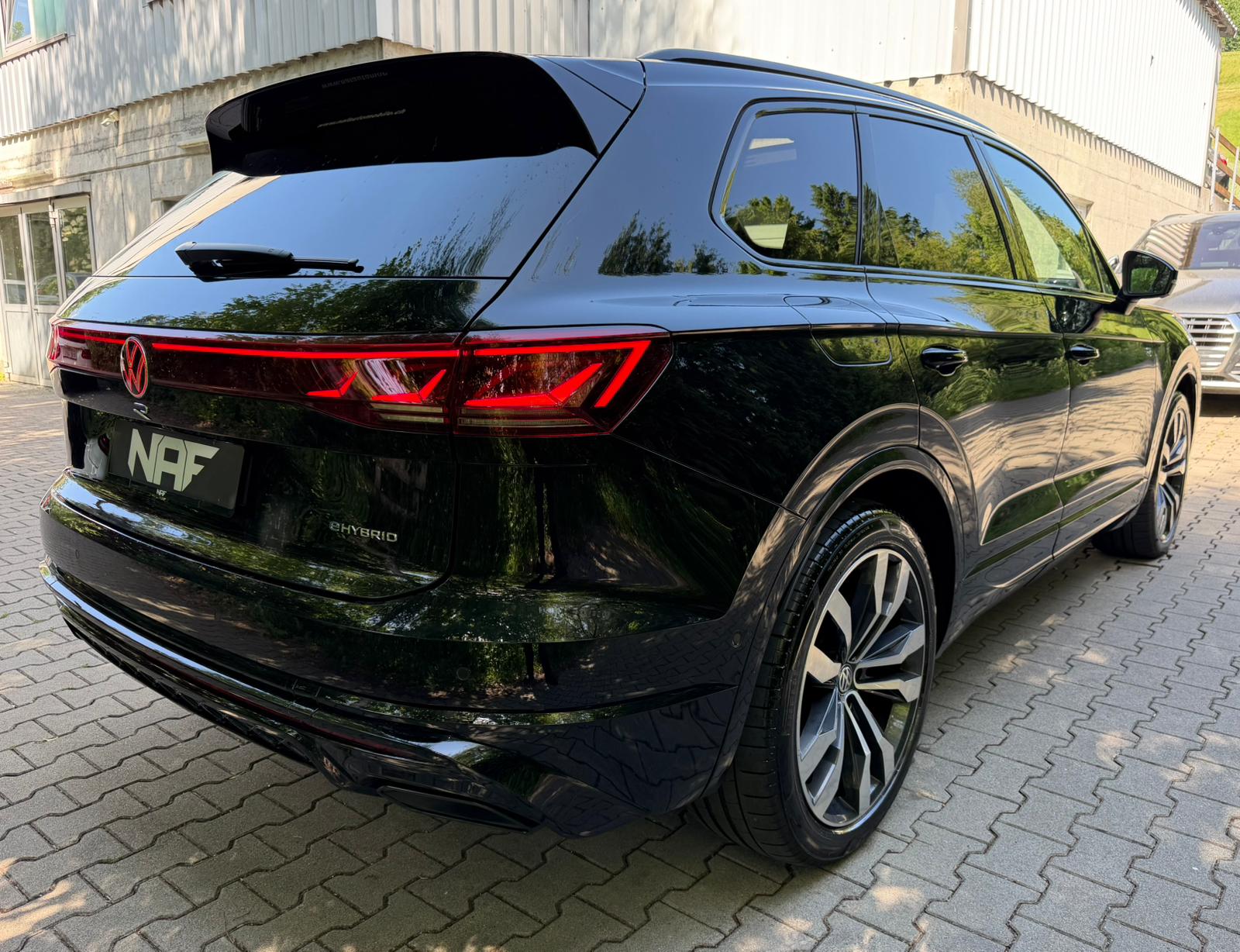 VW Touareg 3.0 TSI R eHybrid Tiptronic-image-4