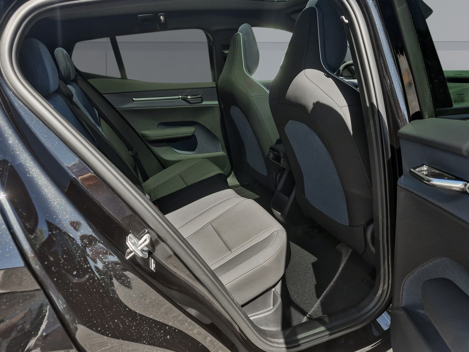 VOLVO EX 30 E60 Twin Ultra Performance Swiss Black Edition AWD-image-13