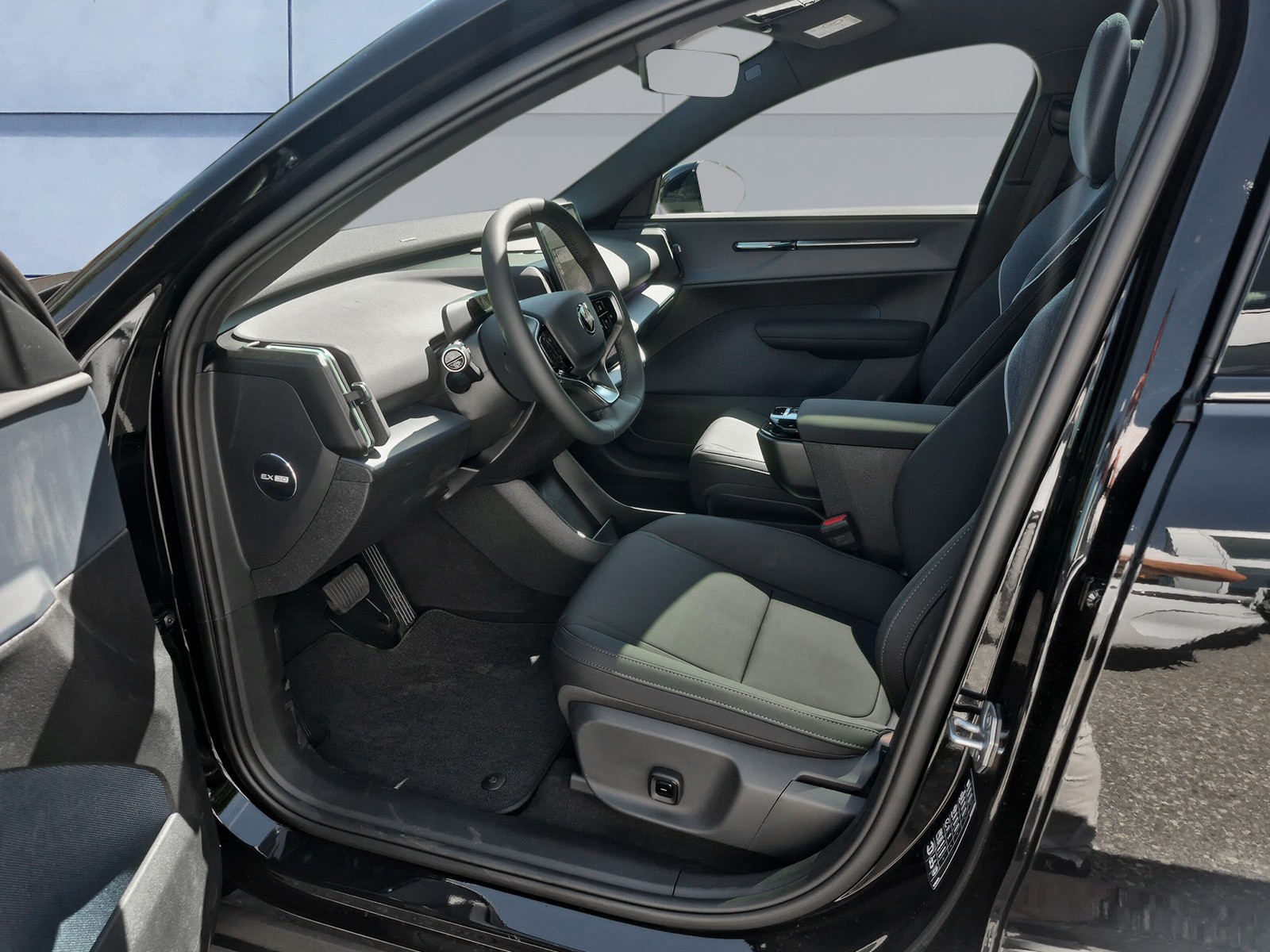 VOLVO EX 30 E60 Twin Ultra Performance Swiss Black Edition AWD-image-9