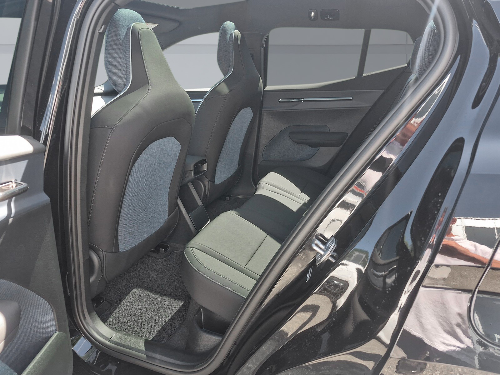 VOLVO EX 30 E60 Twin Ultra Performance Swiss Black Edition AWD-image-14