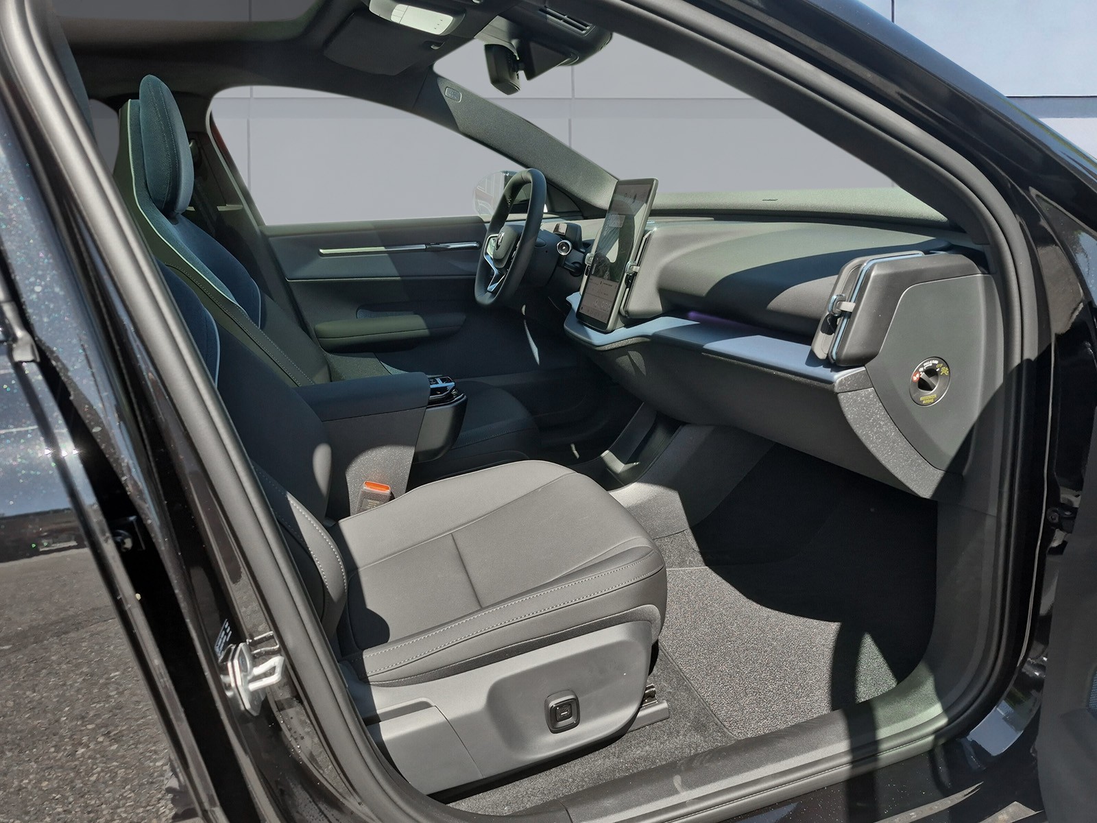 VOLVO EX 30 E60 Twin Ultra Performance Swiss Black Edition AWD-image-12