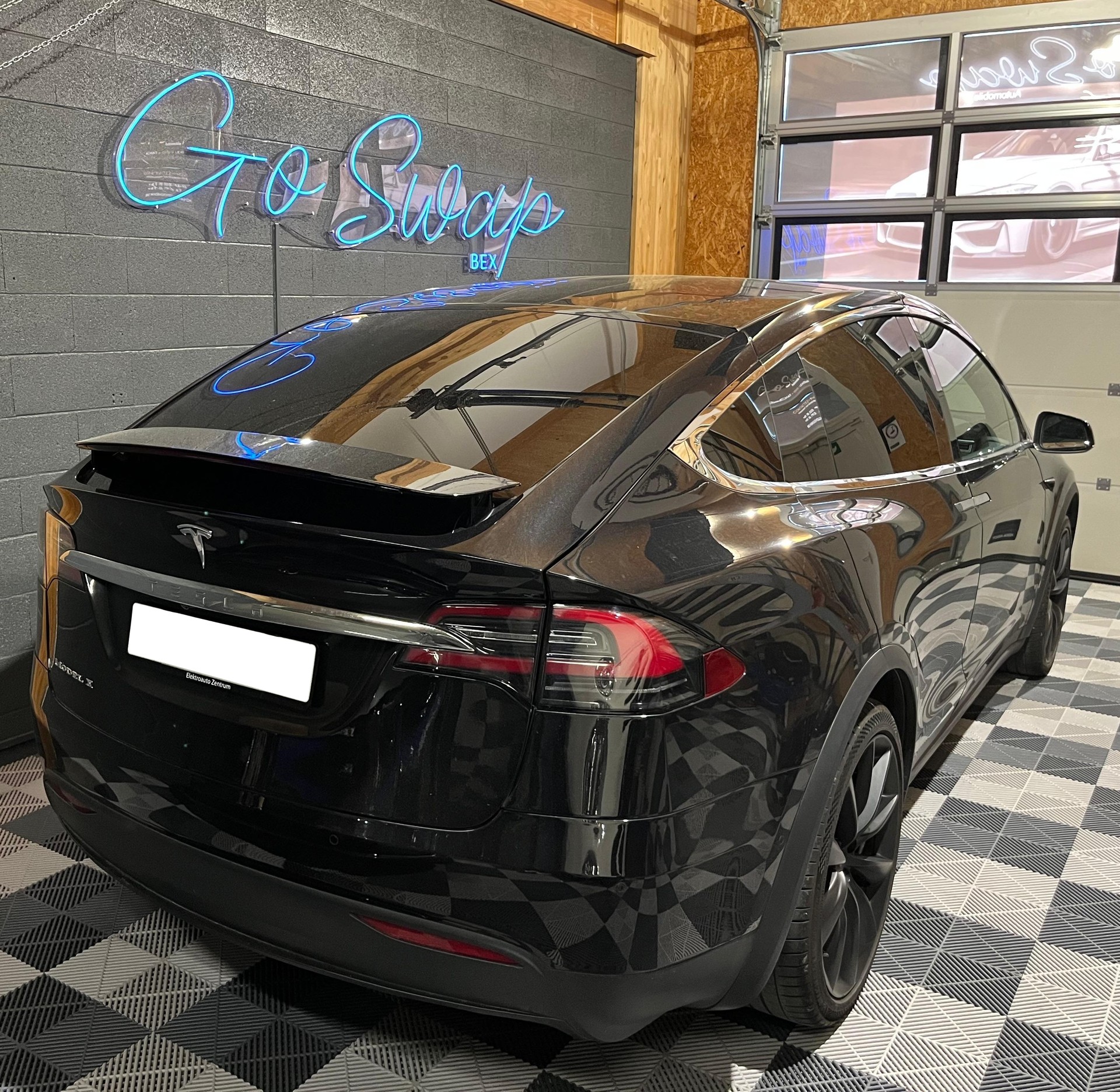 TESLA Model X 75 D-showroom-element-1