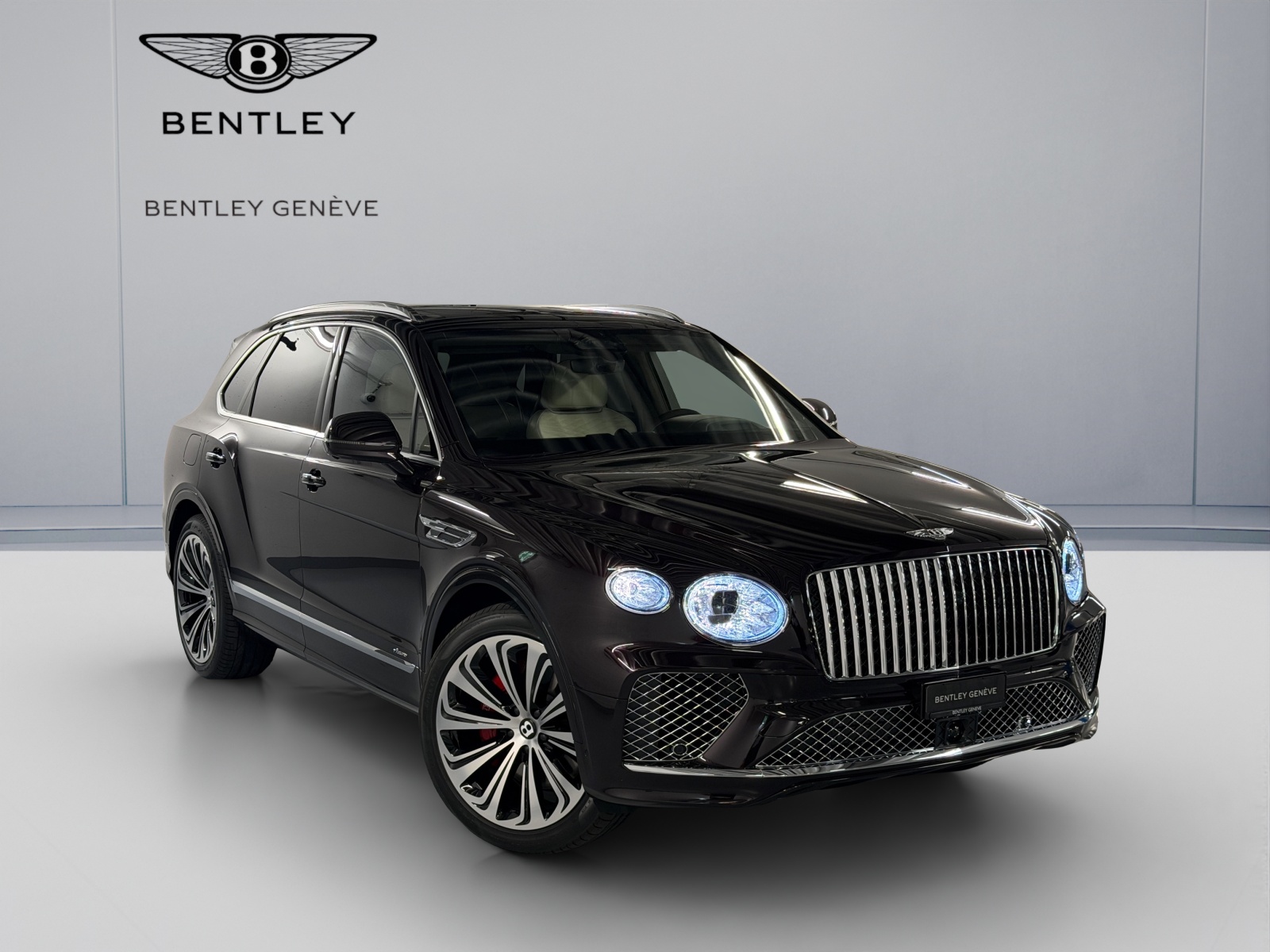 BENTLEY Bentayga Azure-showroom-element-2