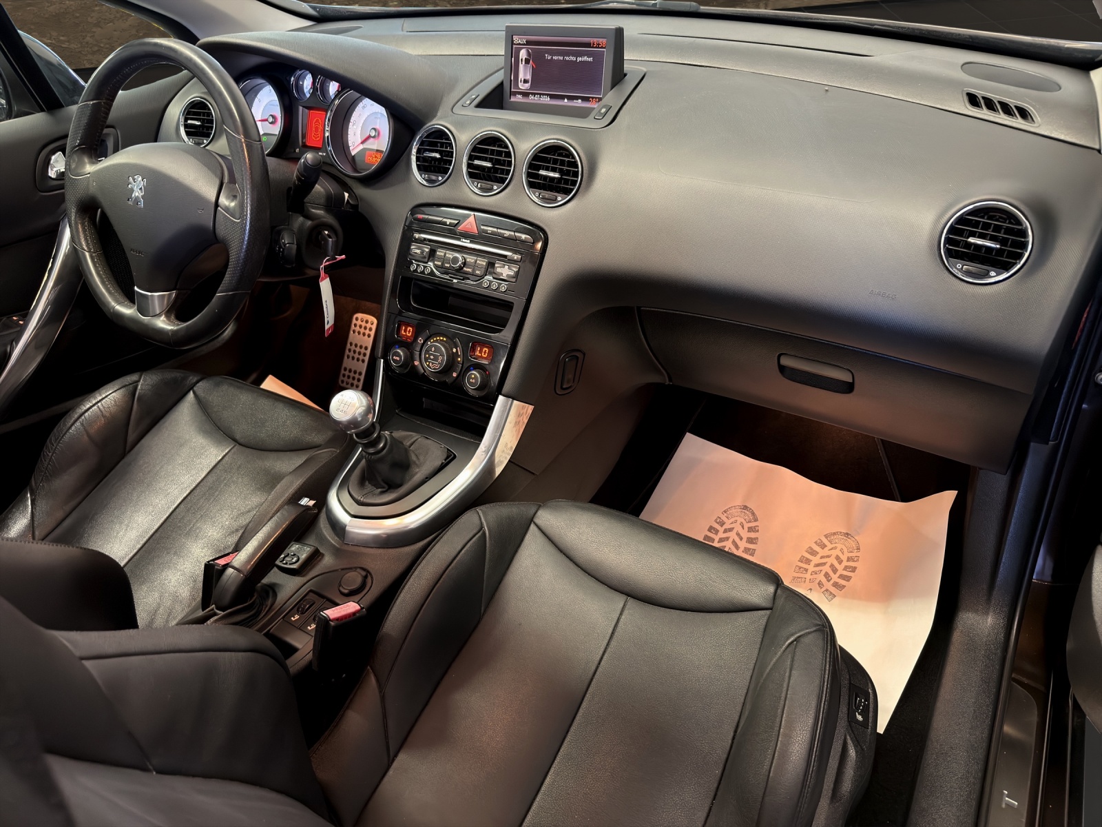 PEUGEOT 308 CC 1.6 16V Turbo Platinum-image-9