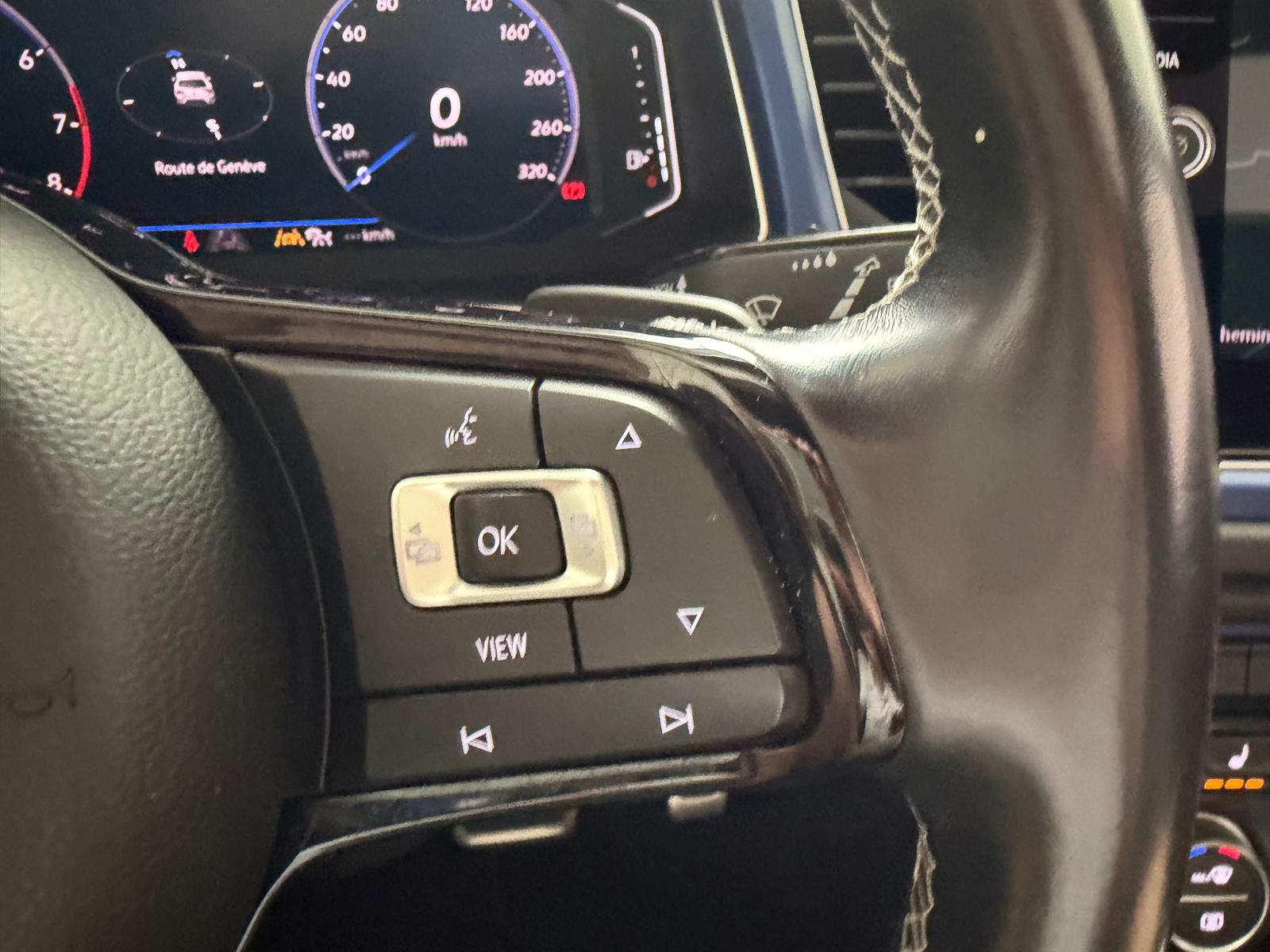 VW T-Roc 2.0 TSI R DSG 4Motion Toit Ouvrant-image-17