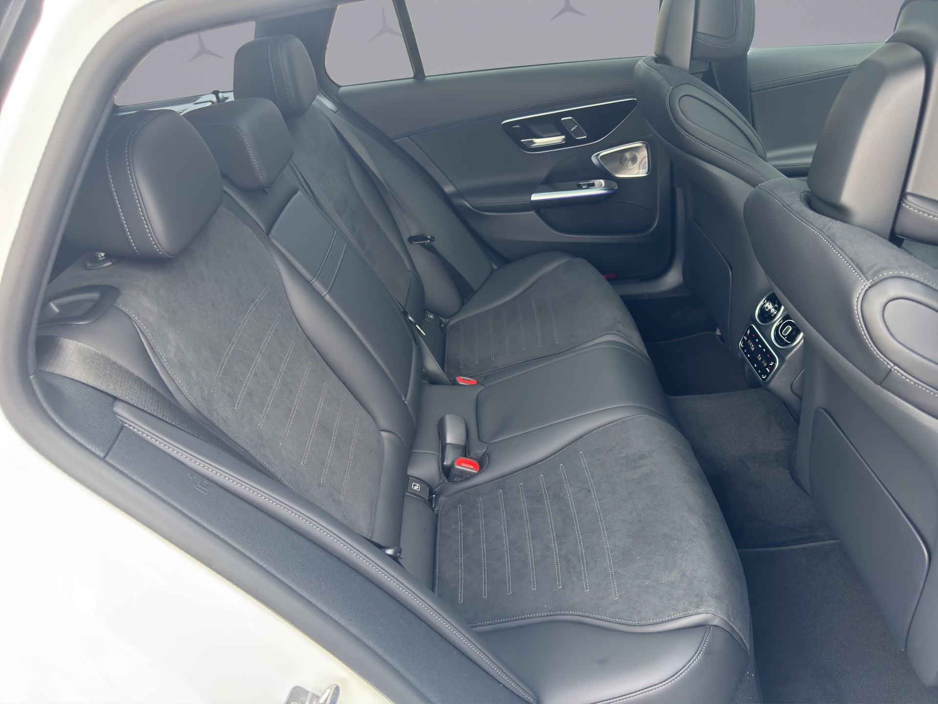 MERCEDES-BENZ C 220 d Swiss Star AMG Line 4matic Kombi-image-14