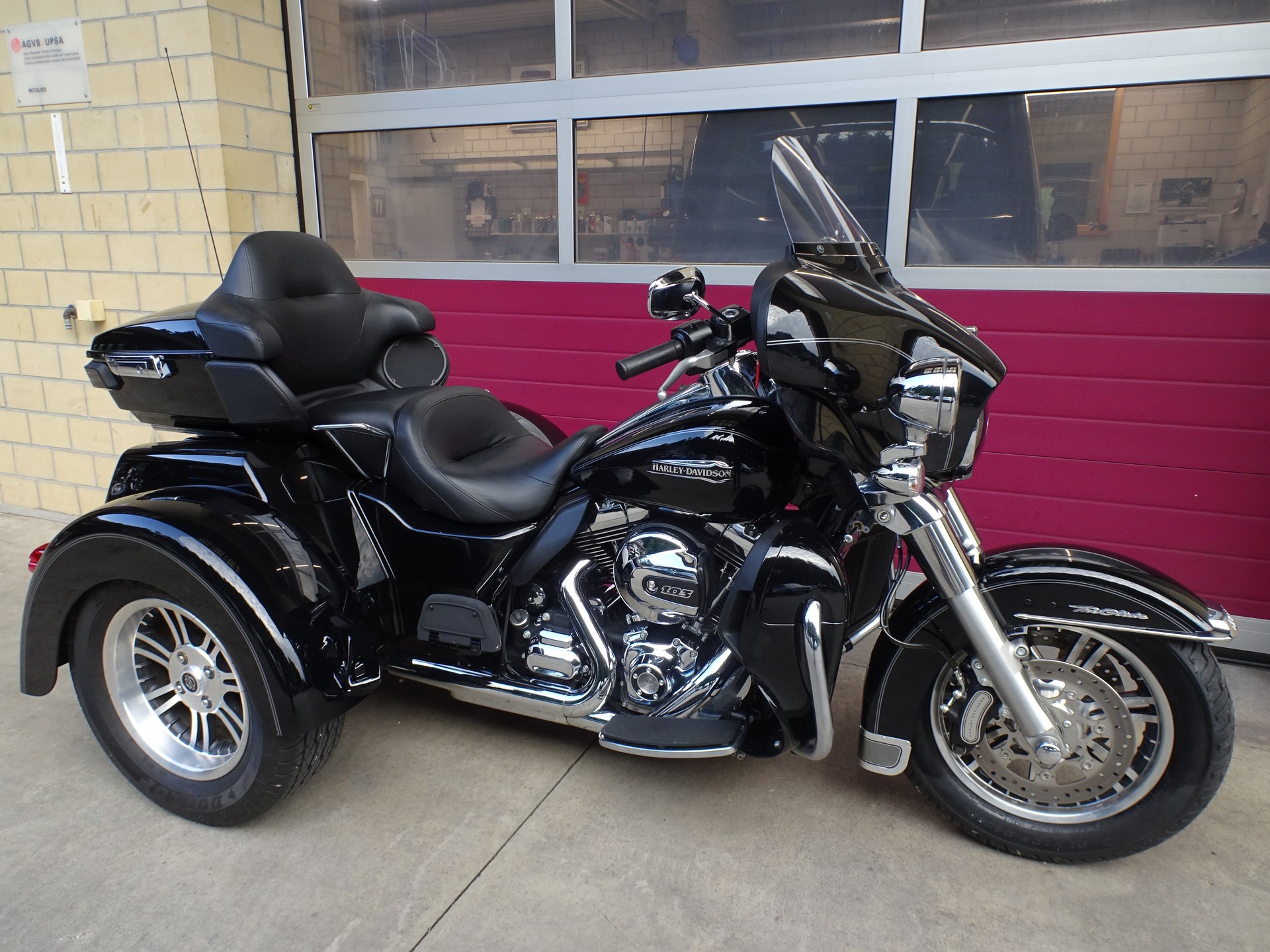 HARLEY-DAVIDSON FLHTCUTG Tri Glide Ultra-image-2