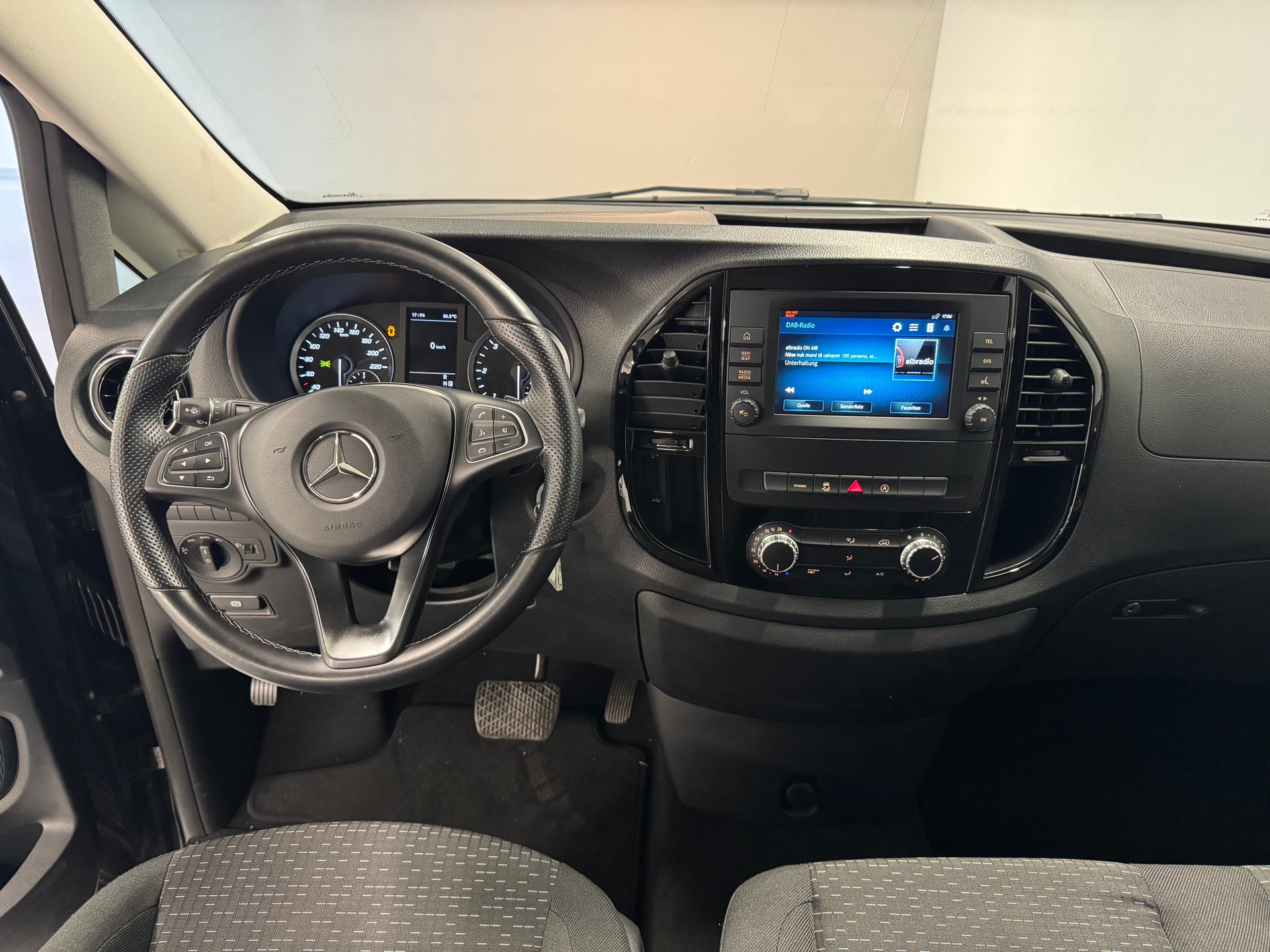 MERCEDES-BENZ Vito 116 CDI Lang Select Tourer 4Matic 9G-Tronic-image-7