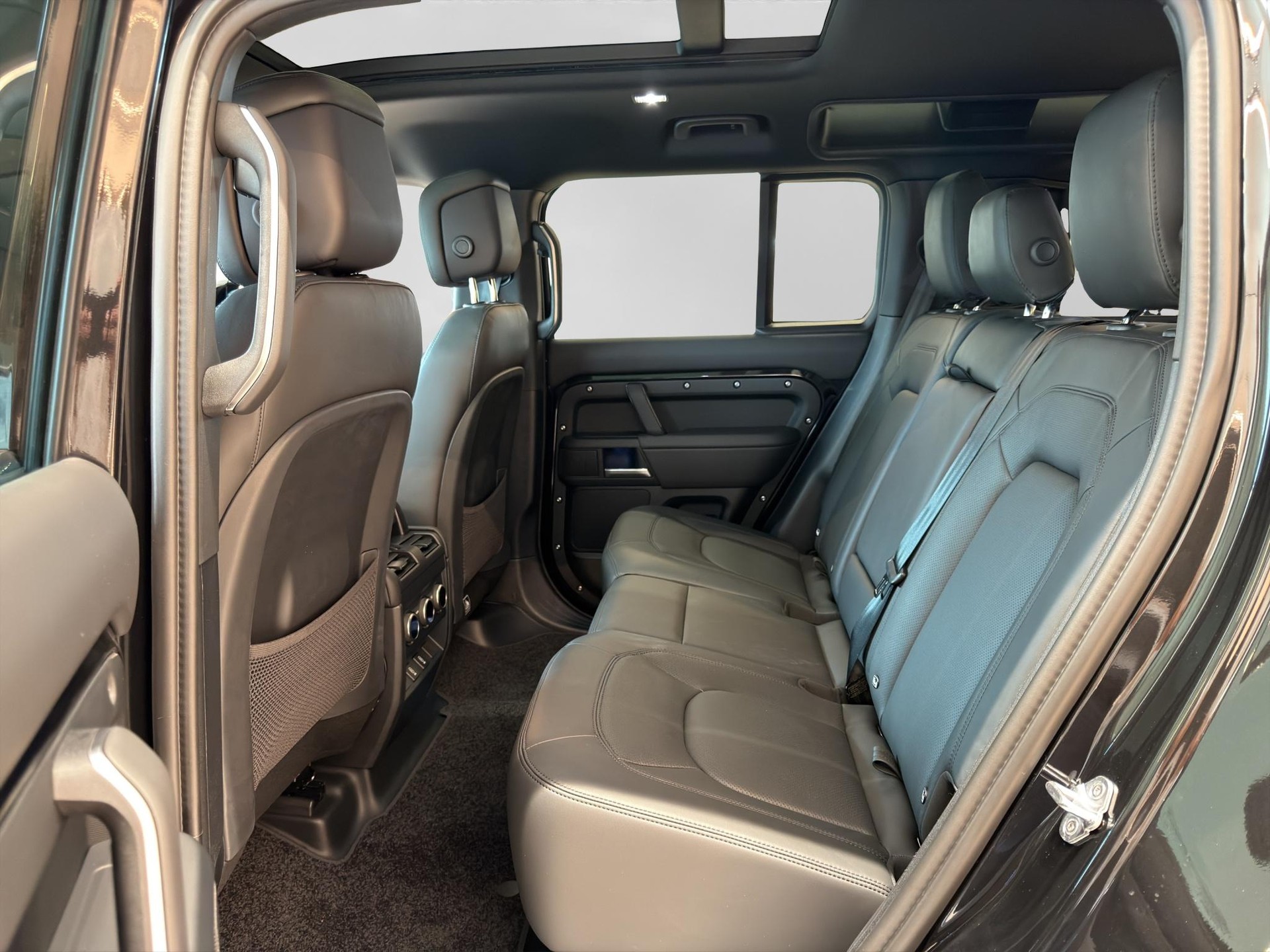 LAND ROVER Defender 110 3.0 D I6 350 X-Dynamic HSE-image-6